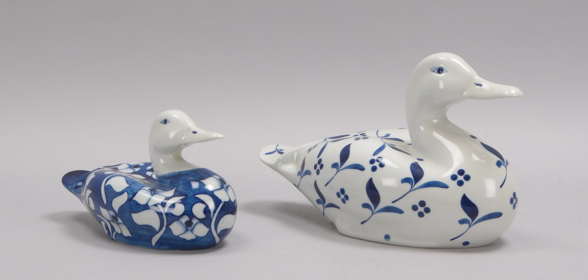 Gallo Design, 2 Porzellanfiguren 'Enten', jeweils mit Handbemalung in Blau/Weiß