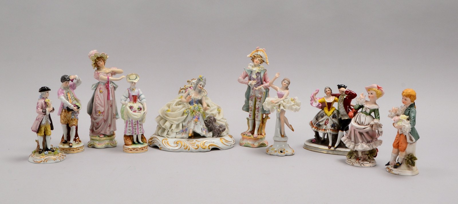 Capodimonte/Neapel, Porzellanfiguren-Konvolut, 'Rokoko-Paar' und 'Mädchen'