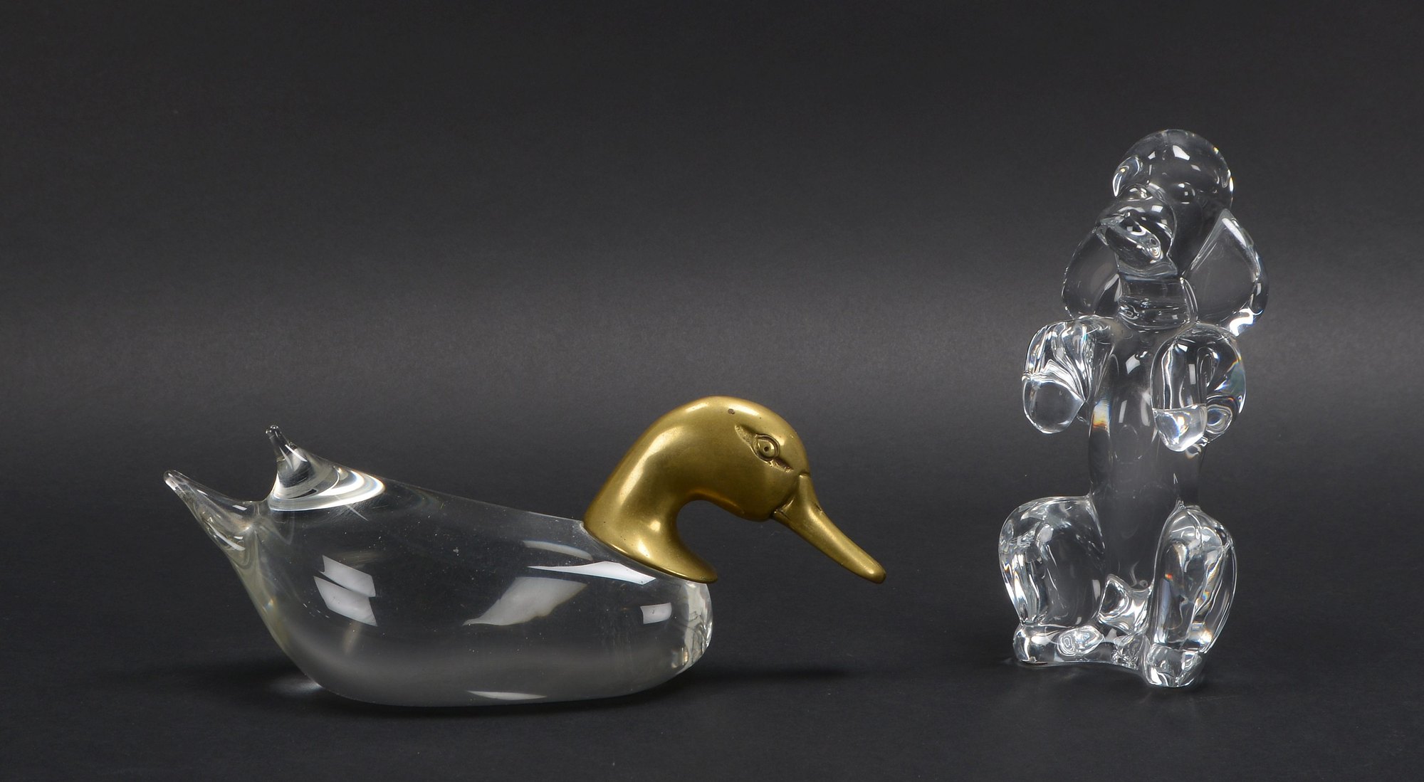2 Glasfiguren, Klarglas: 'Hund', signiert 'Sèvres'; und 'Ente', mit Messingkopf