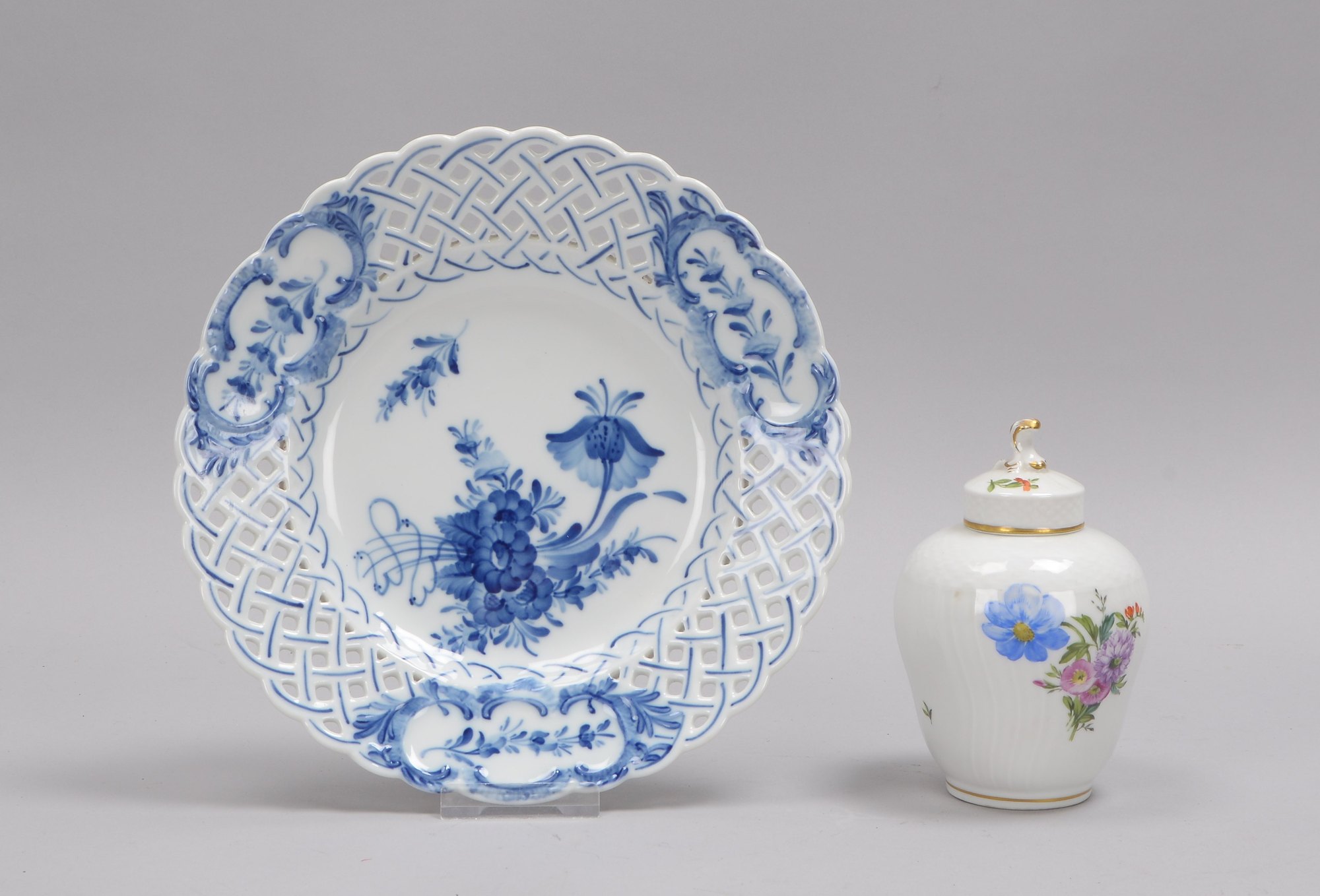 Royal Copenhagen, 2 Porzellanteile: Teedose und Durchbruchteller