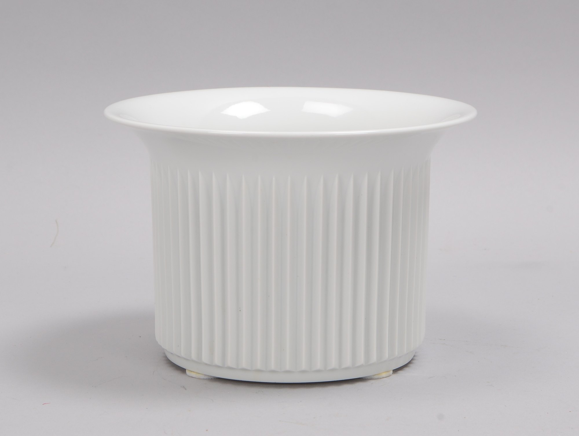 Meissen (I. Wahl), Übertopf, Weißporzellan, gerippte Wandung