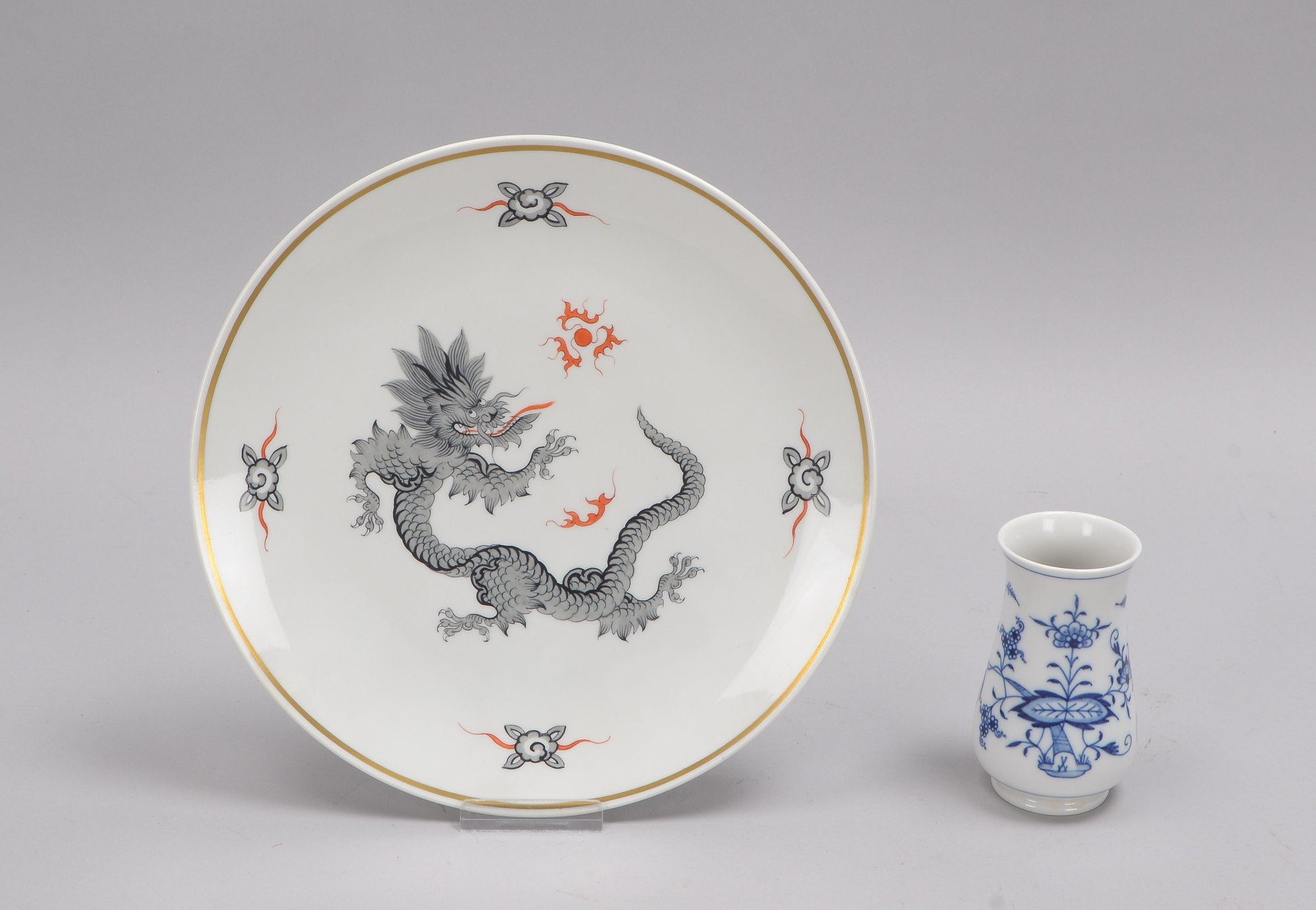 Meissen (I. Wahl): Wandteller mit Drachendekor; und Vase, Zwiebelmuster