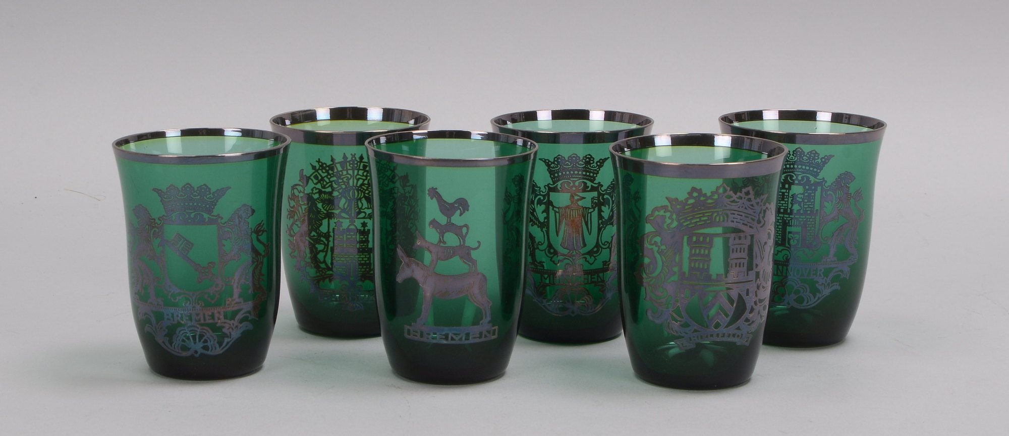 Satz Trinkgläser, petrolgrünes Glas, Silberauflage, untersch. Wappenmotive