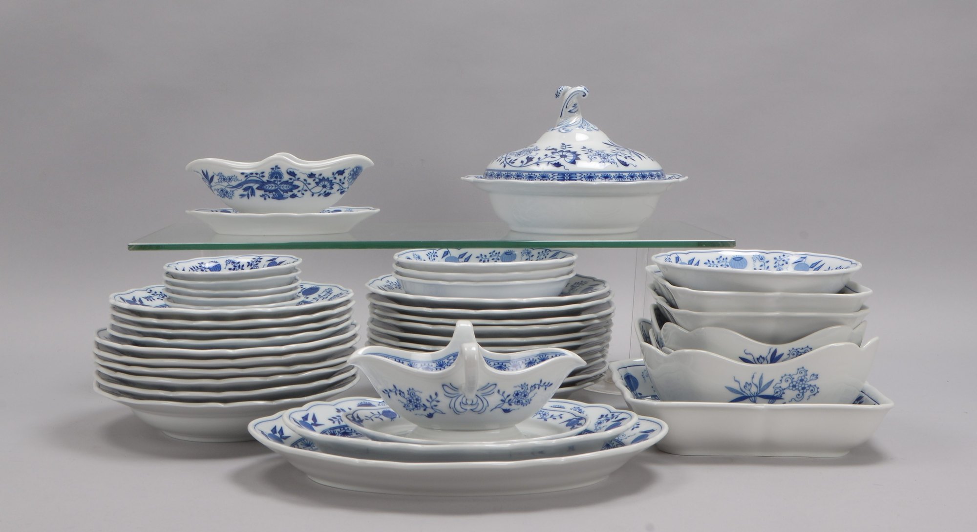 Hutschenreuther, Speiseservice, mit Zwiebelmuster, diverse Teile