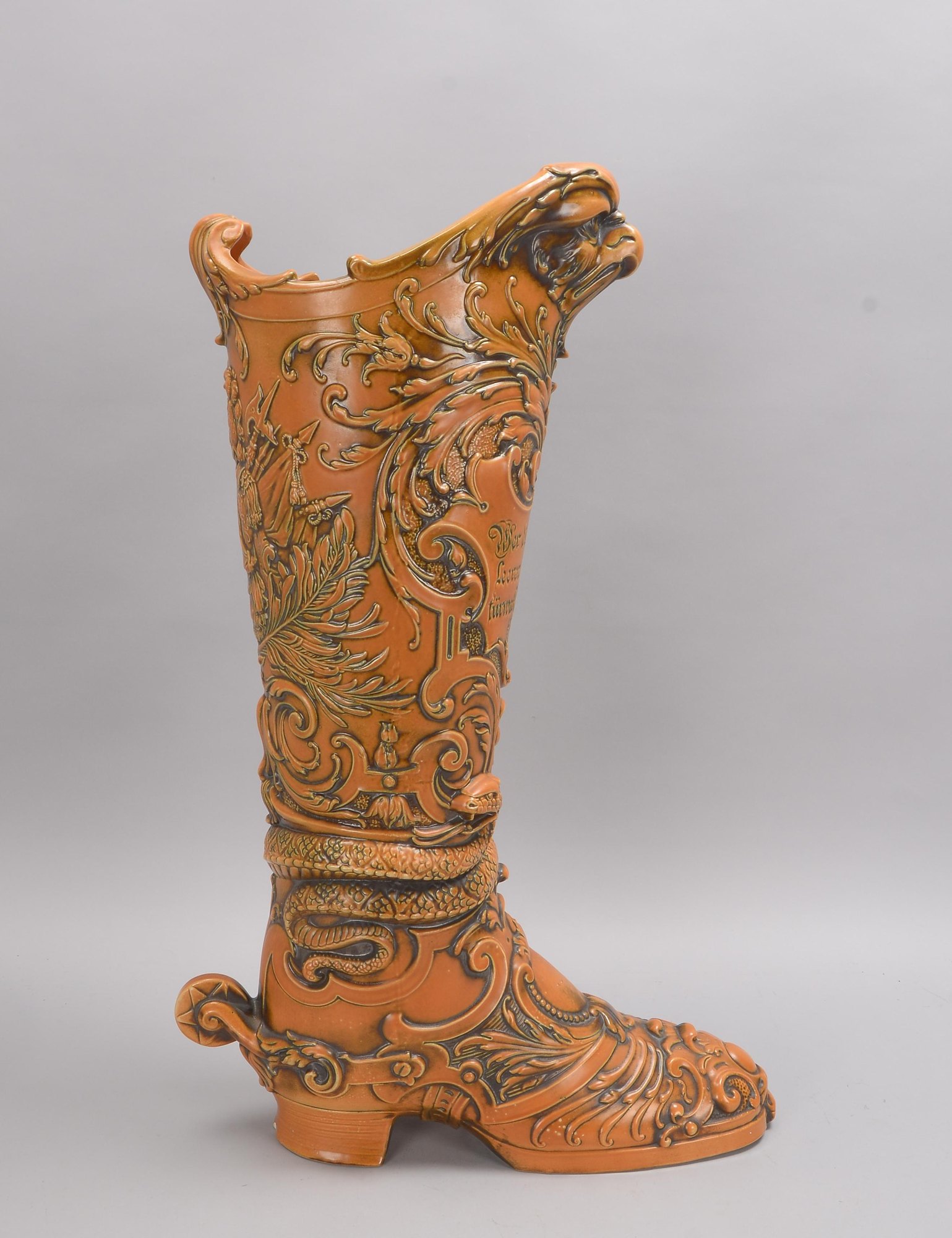 Gr. Trinkstiefel (Historismus), Steinzeug hellbraun glasiert, mit Reliefdekor