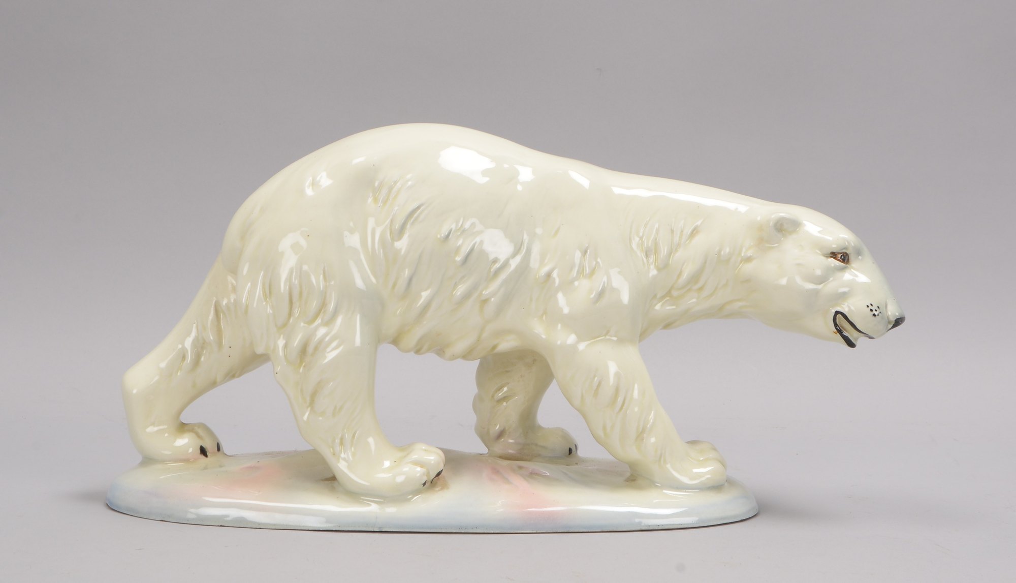 Keramikfigur, 'Schreitender Eisbär', Steinzeug weiß glasiert, auf Natursockel
