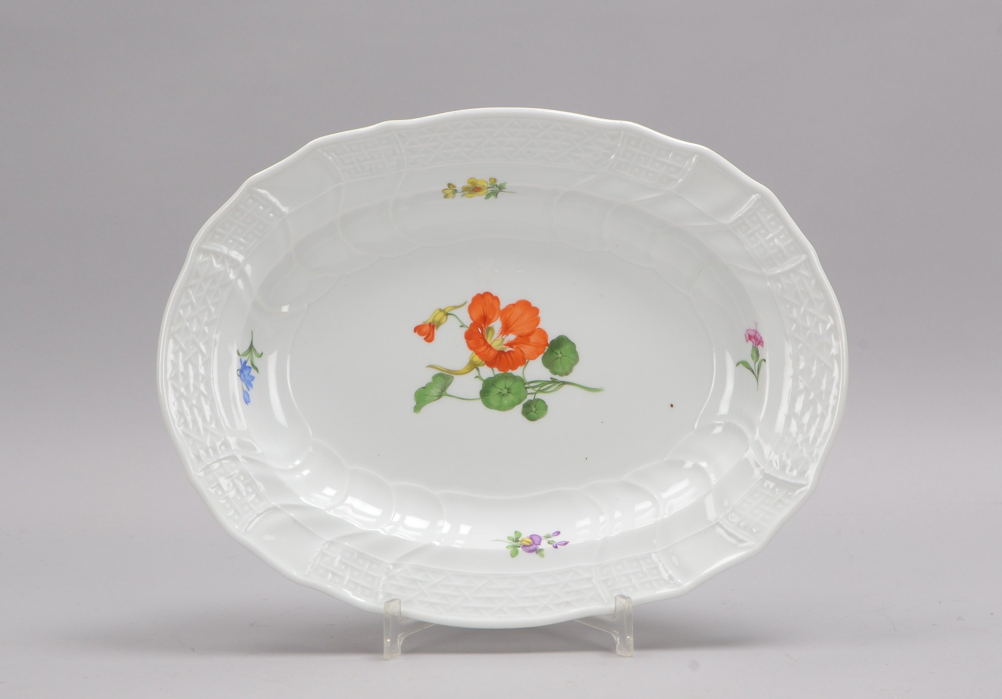 Meissen (um 1924-1934, 2-gestr.), Porzellanplatte, Reliefrand/Blumendekor