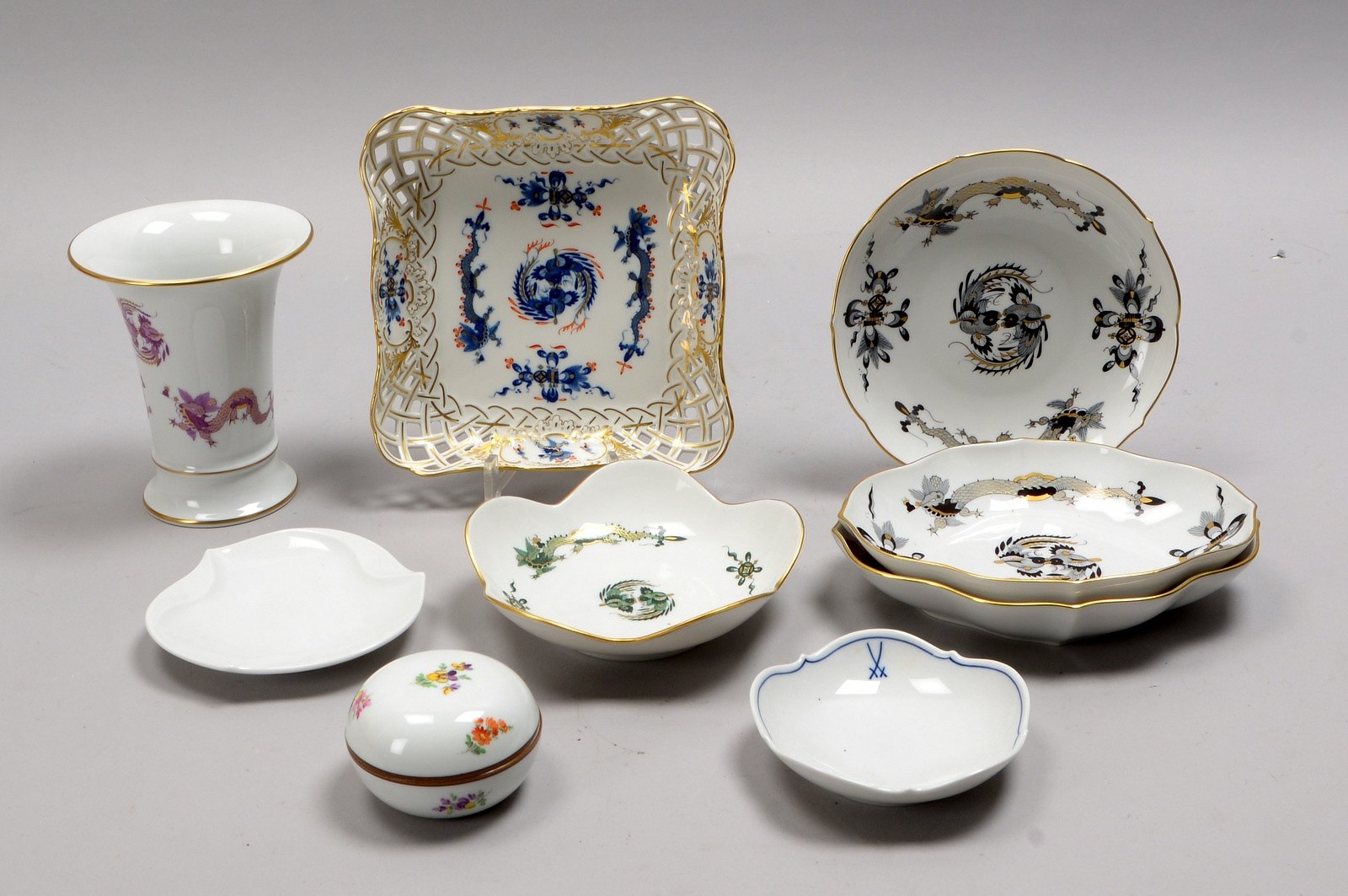 Meissen (I. Wahl), Porzellankonvolut, versch. Gefäße, Drachen-/Phönixdekor