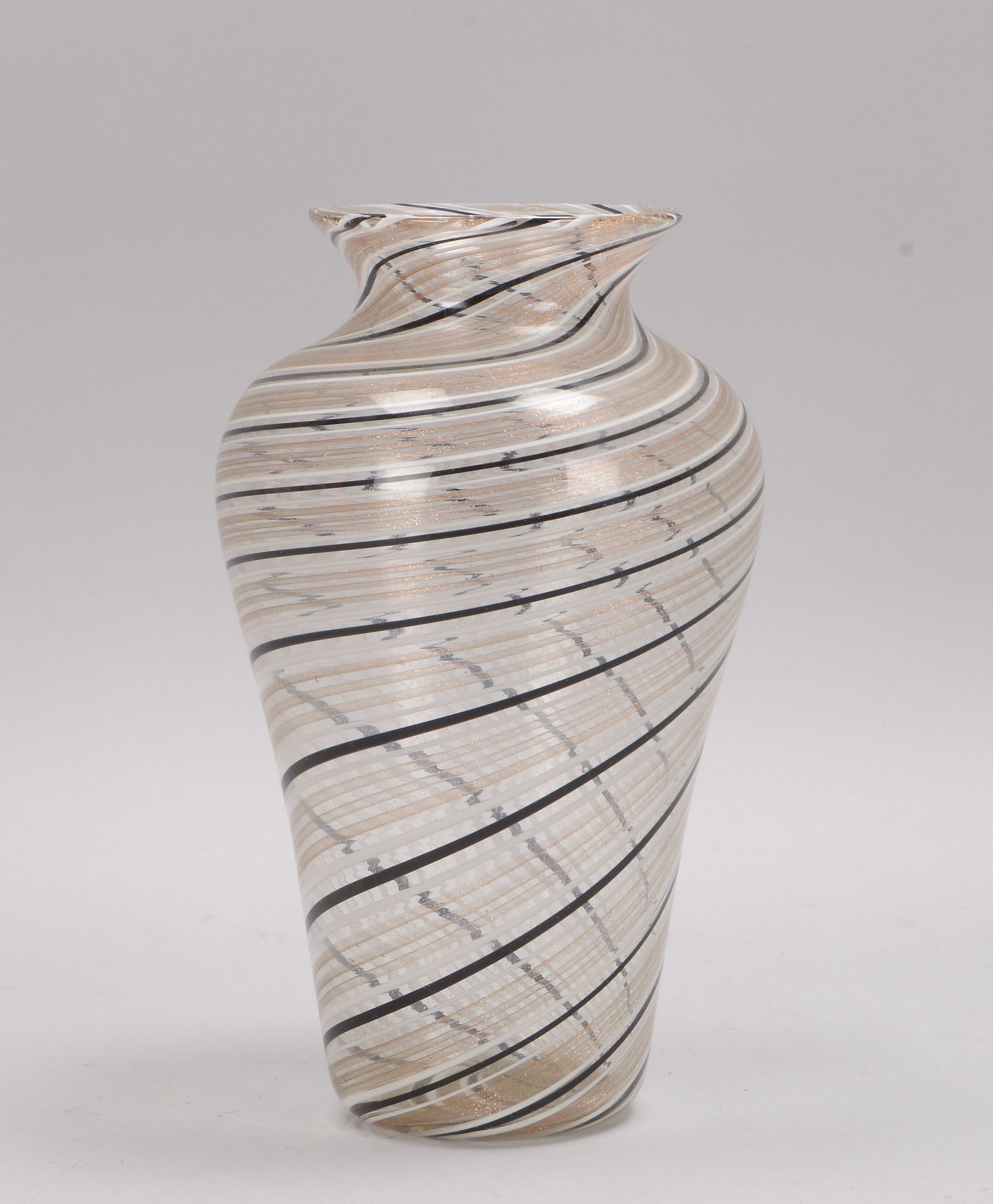 Glasvase (Murano), gedrehter Goldflimmer/s-w Einschmelzungen
