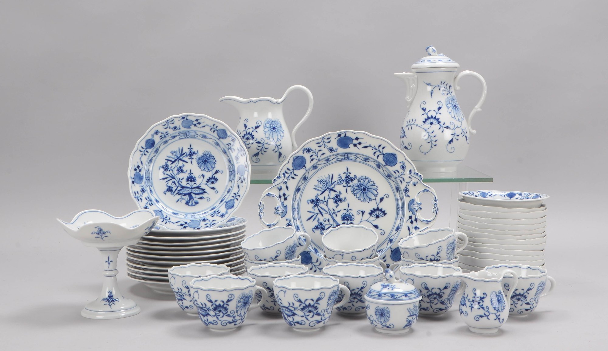 Meissen (I. Wahl), Kaffeeservice, mit Zwiebelmuster, div. Teile/für 12 Pers.