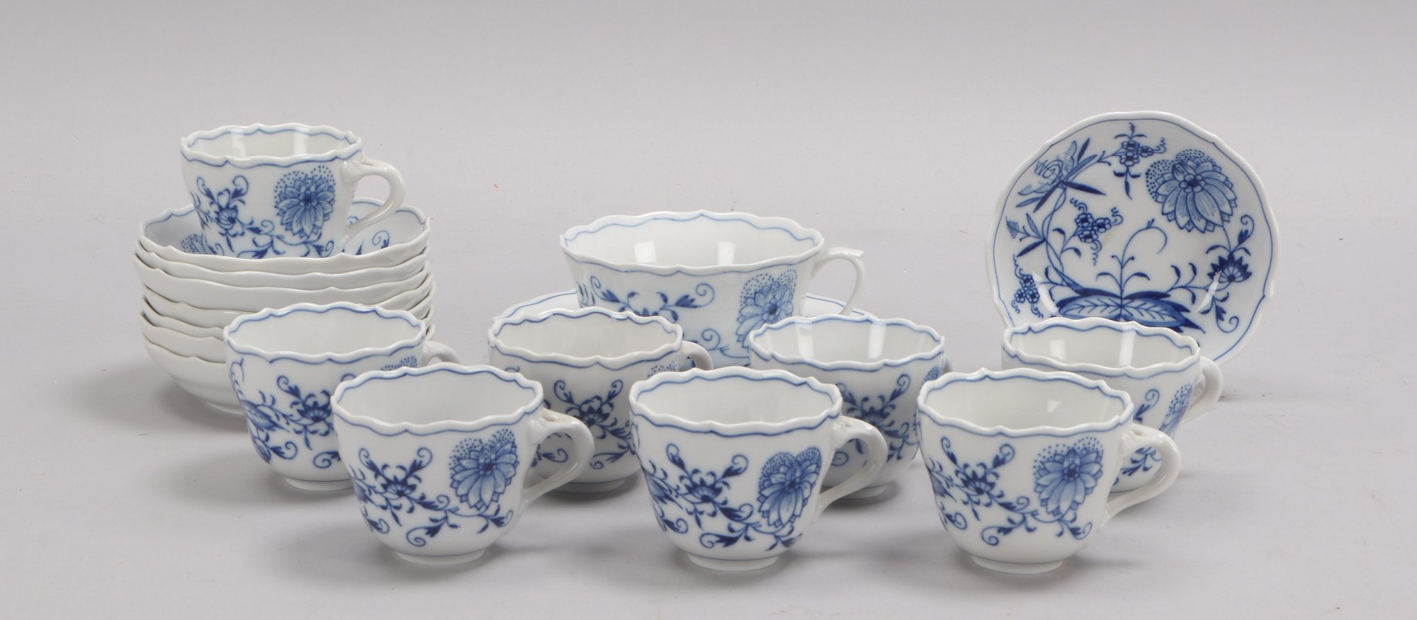 Meissen (I. Wahl), 8x Mokkatassen, 1 Teetasse, mit Untertassen, Zwiebelmuster