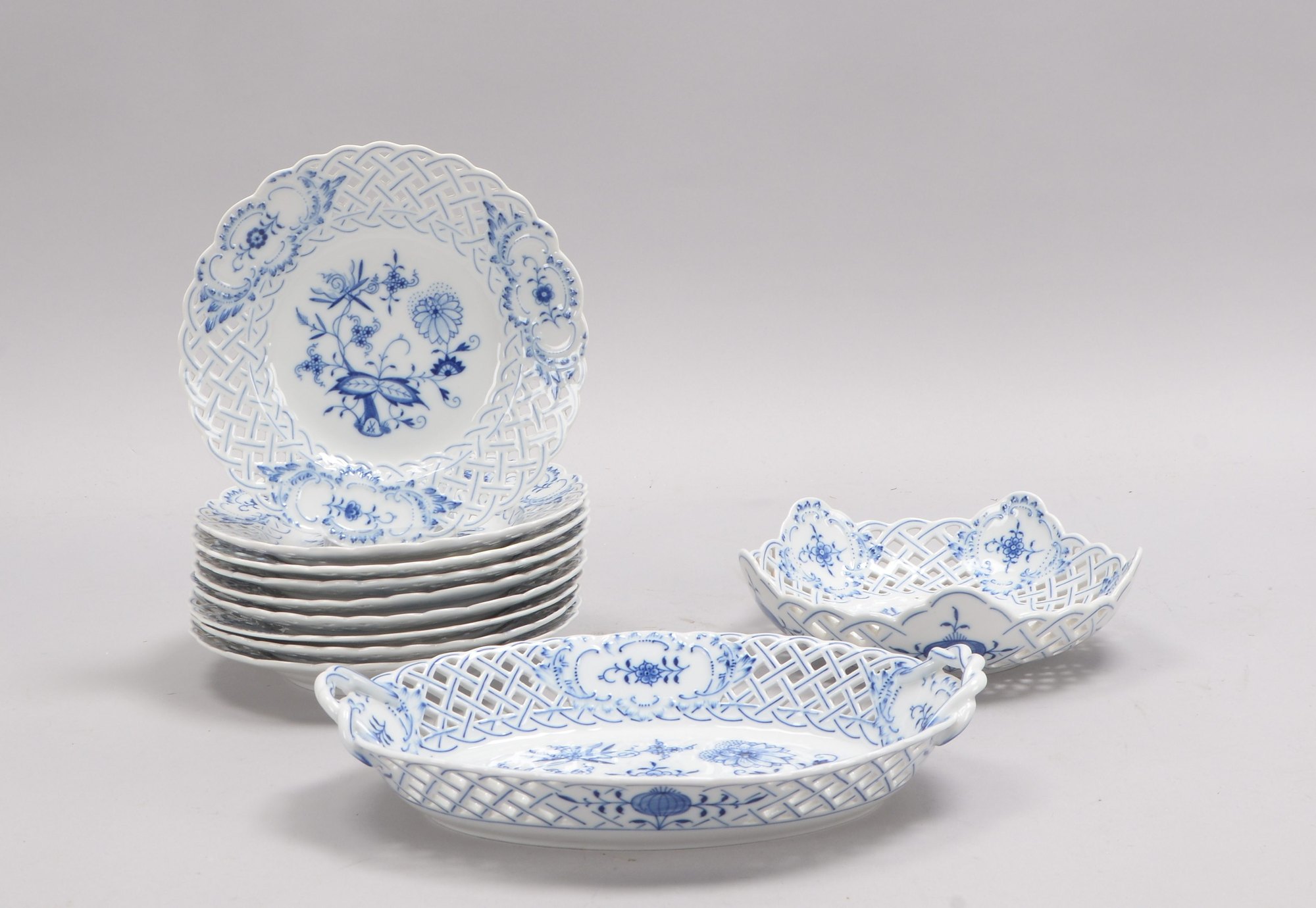 Meissen (I. Wahl), Tischporzellan, Zwiebelmuster, Durchbruchrand, 11 Teile
