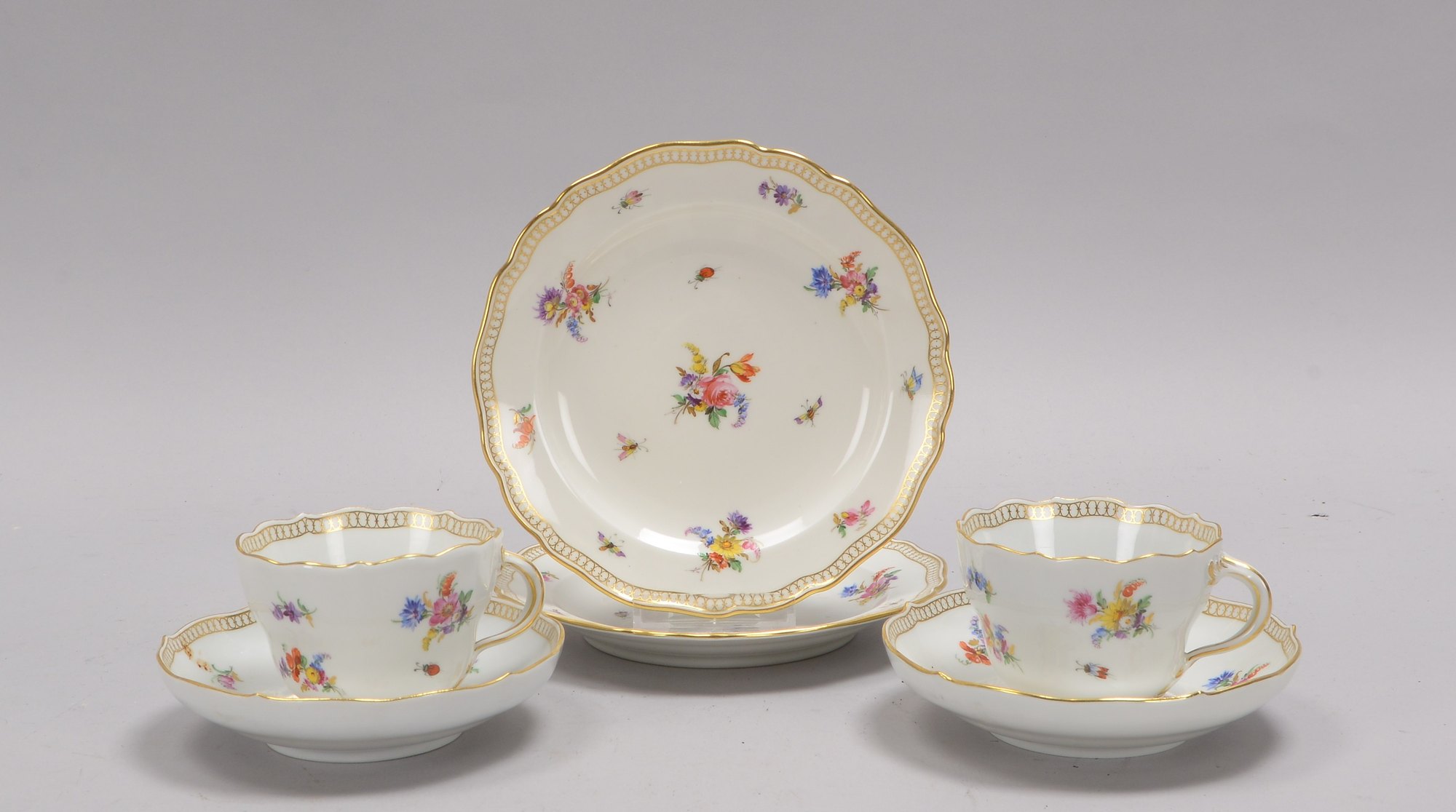 Meissen (Knaufzeit, I. Wahl), 2 Kaffeegedecke, mit Streublümchendekor, Goldbordüre und Goldrand