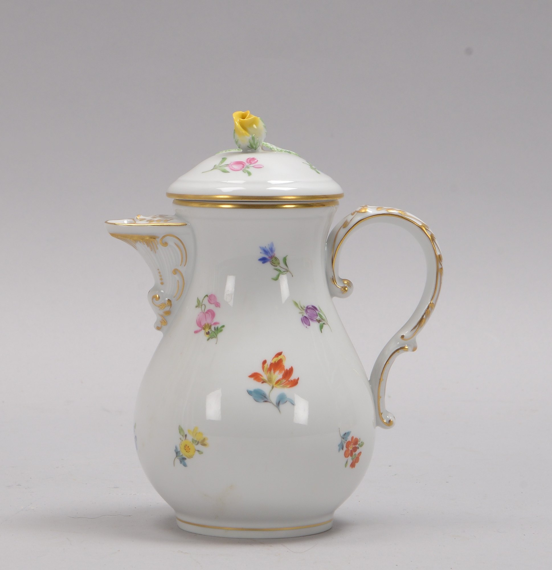 Meissen (I. Wahl), Mokkakanne, mit Streublümchendekor und Teilvergoldung; Höhe 16 cm