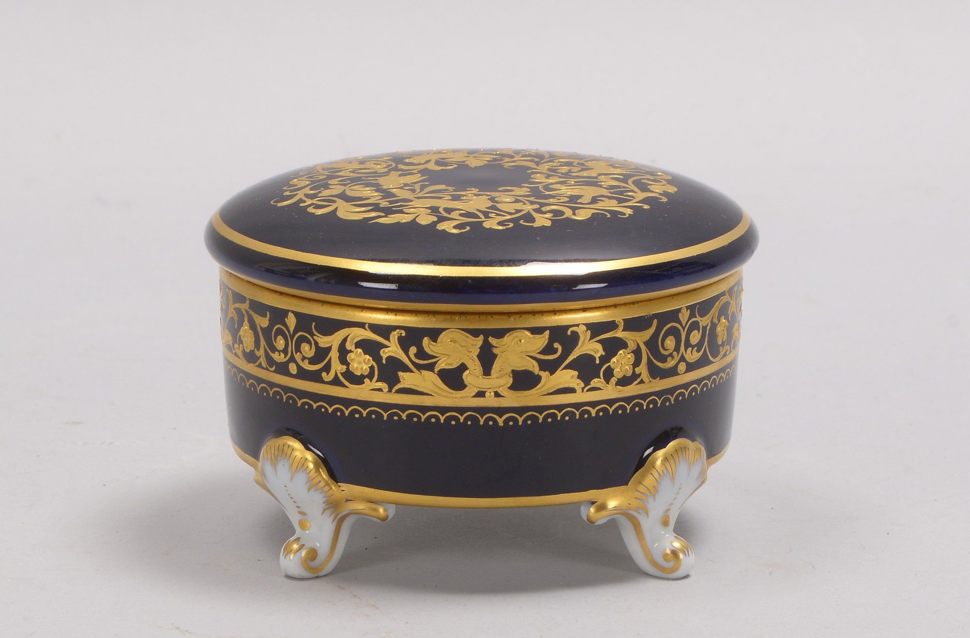 Fraureuth/Kunstabteilung, Porzellan-Deckeldose, runde Form, umlaufend mit Gold-Ornamentik auf kobal