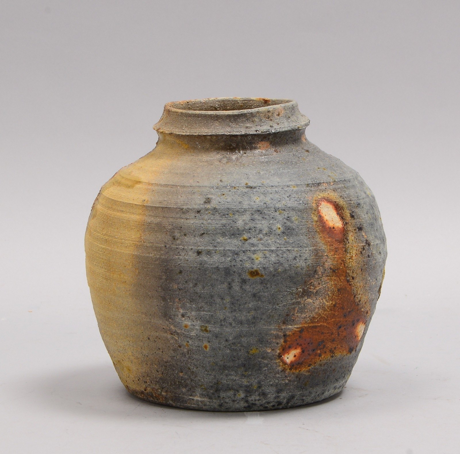 Künstler-Keramikvase, Brennung im 'Anagama-Brennofen, in der Art japanischer Keramiken, seitlich mit