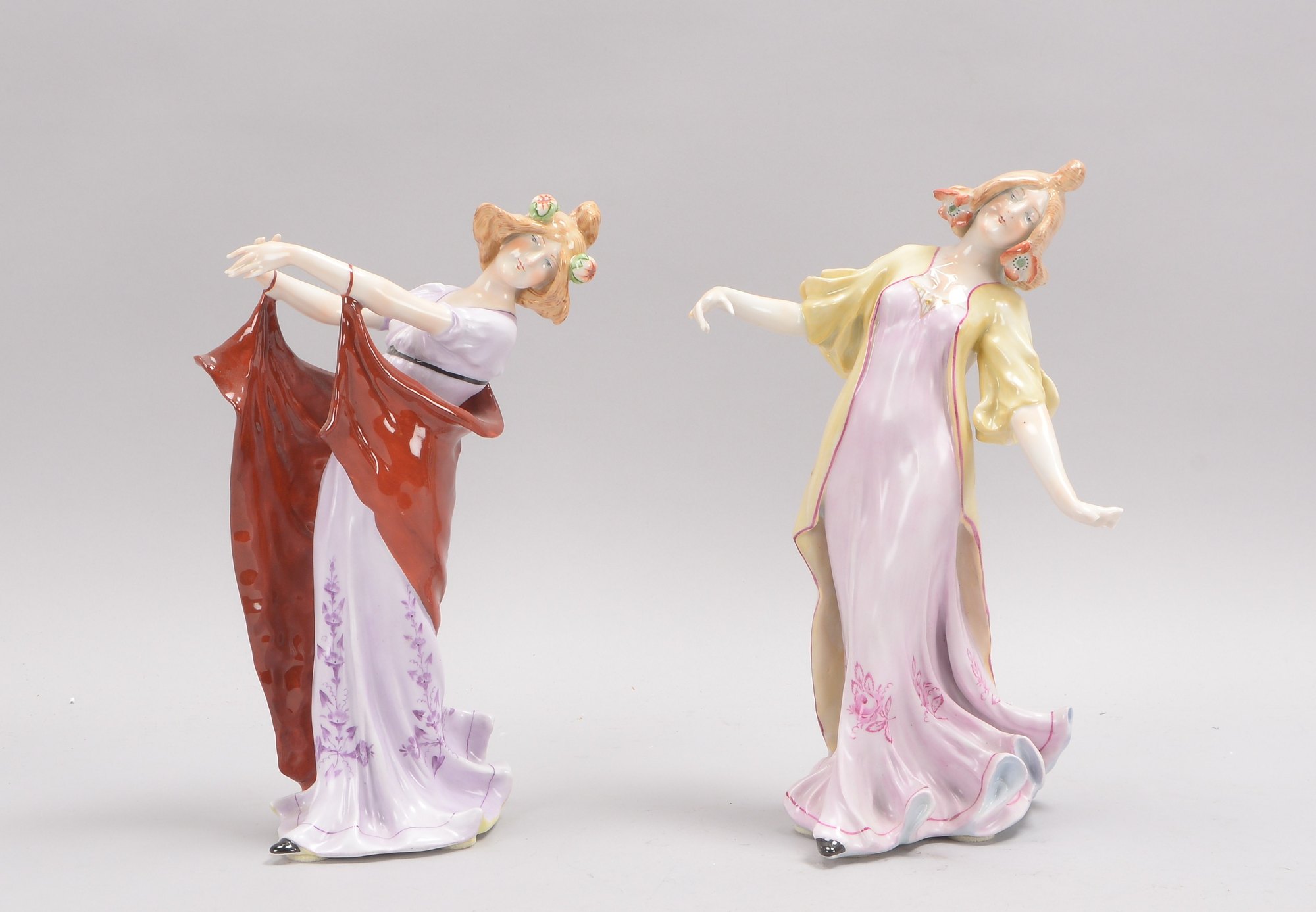 Plauen/Schierholz, 2 Porzellanfiguren, 'Tänzerinnen', versch. Ausführungen; 31 cm/30 cm