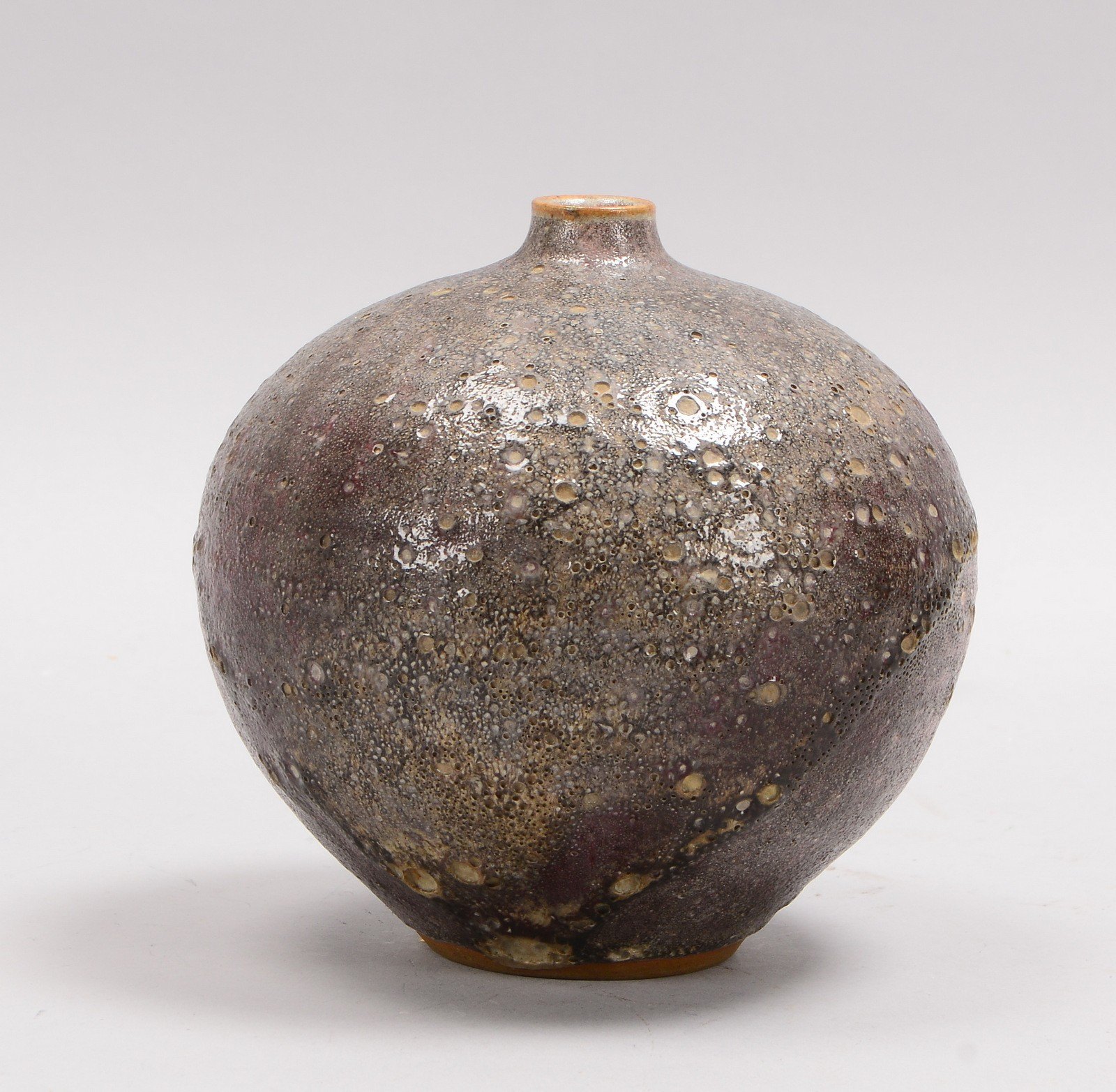 Hohlt, Görge, Künstler-Keramikvase, im Boden mit Künstlersignet; Höhe 16 cm