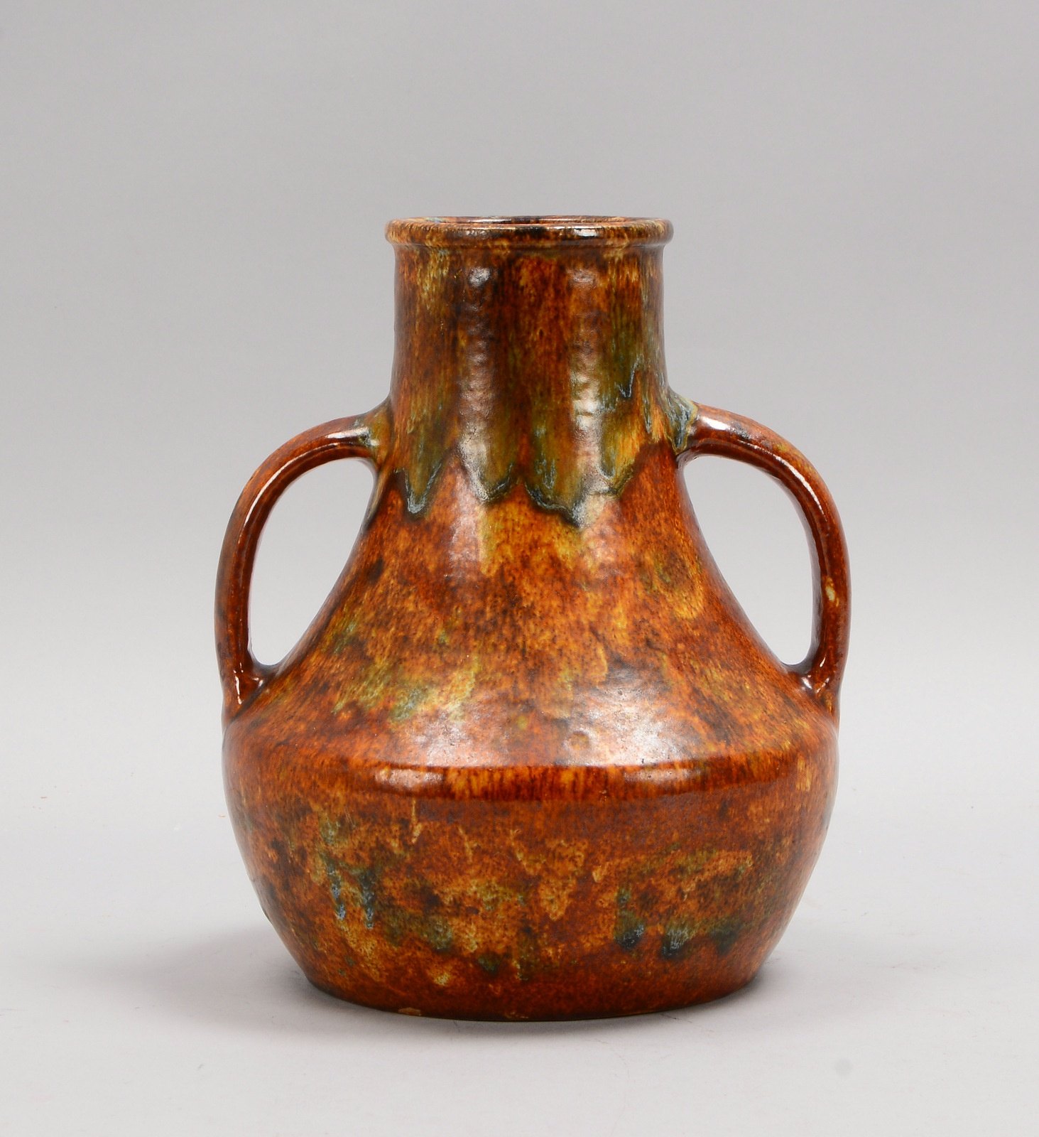 Mutz, Richard, Keramik-Henkelvase, Glasur in Grün-Braun, 2x Handhaben