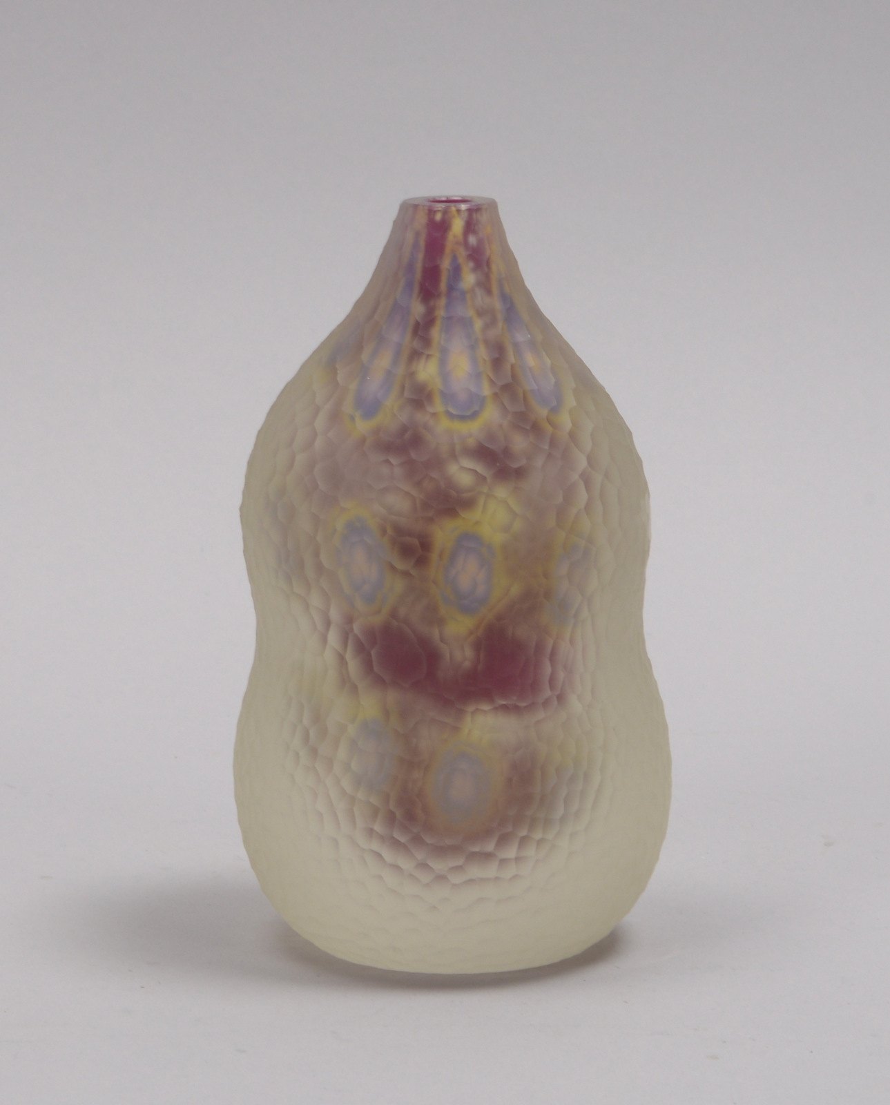 Designer-Glasvase/Kunstobjekt, innen plast. farbiger Kelch/außen farbloses Glas