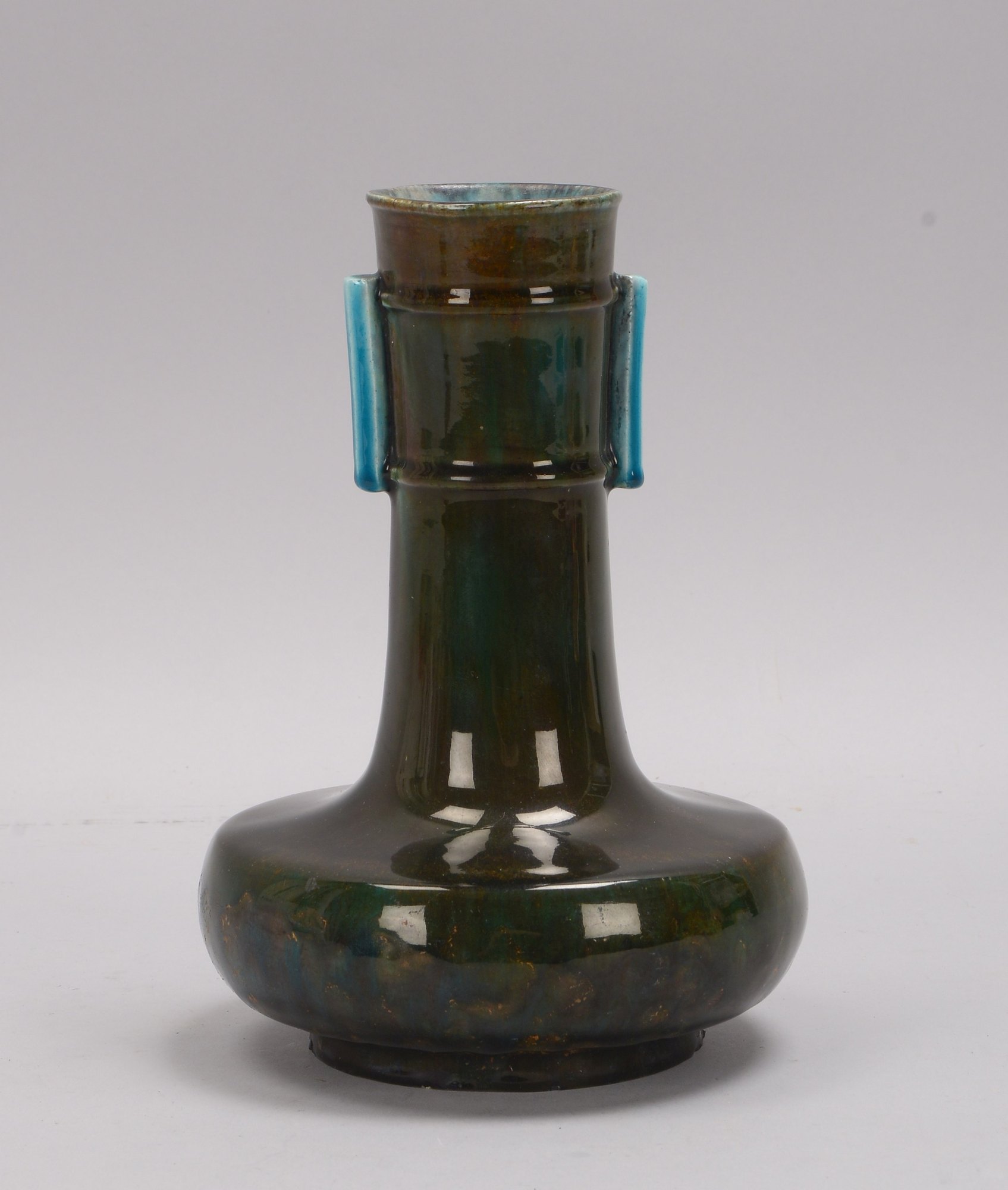 Vase (Frankreich), Keramik, gestauchter bauchiger Korpus mit langgezogenem Vasenhals