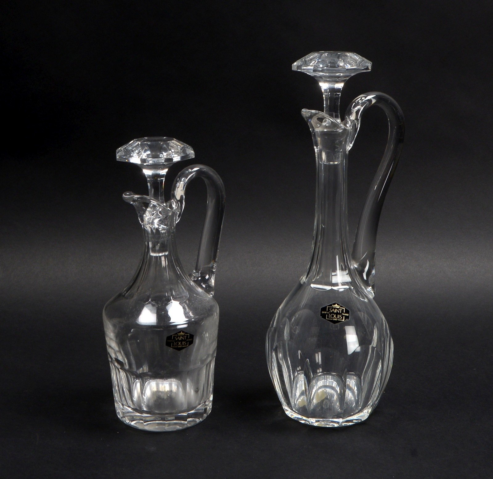 Saint-Louis Cristal/Frankreich, 2 Glaskaraffen - Dekanter, verschiedene Ausführungen; 1x Höhe 36 cm