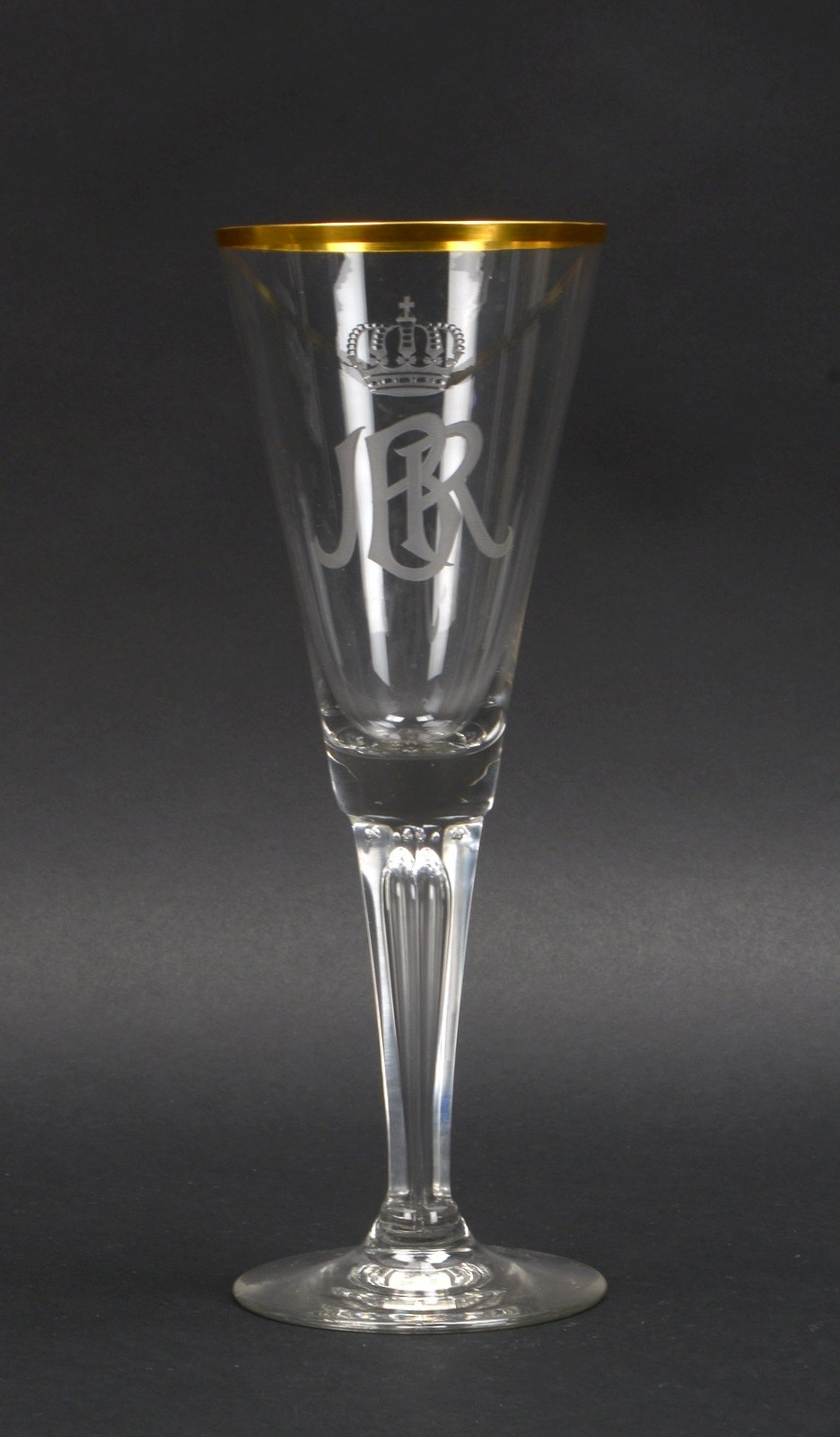 Glaspokal, konische Kuppa, Korpus mit Luftblaseneinschlüssen, Initialengravur