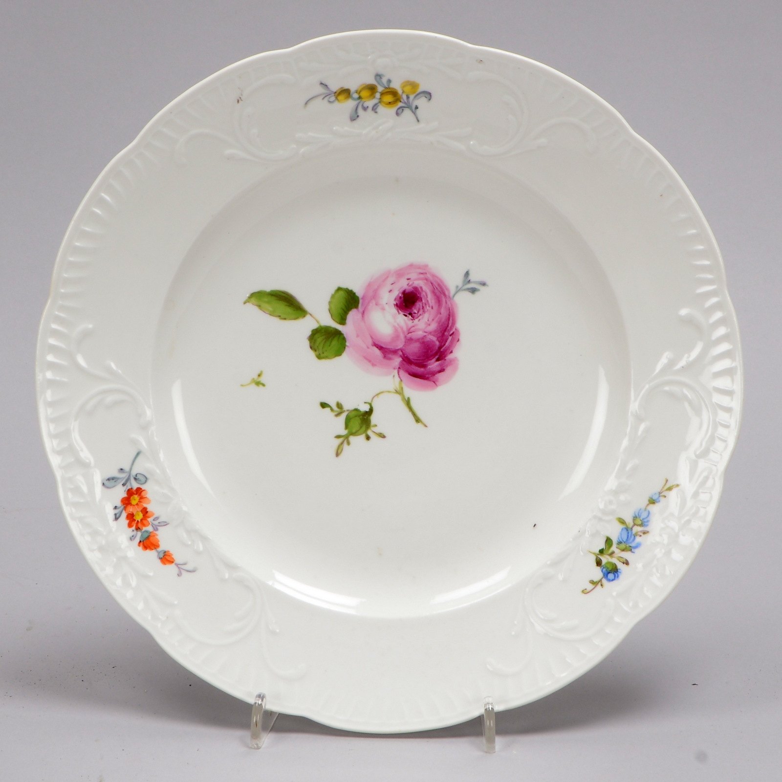 Meissen (Schwertermarke/Punktzeit, I. Wahl - um 1763), früher Porzellanteller; Ø 24 cm