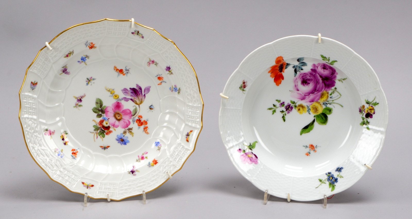 Meissen (Knaufzeit, I. Wahl), 2 Porzellanteller, Blumendekor und Reliefekor