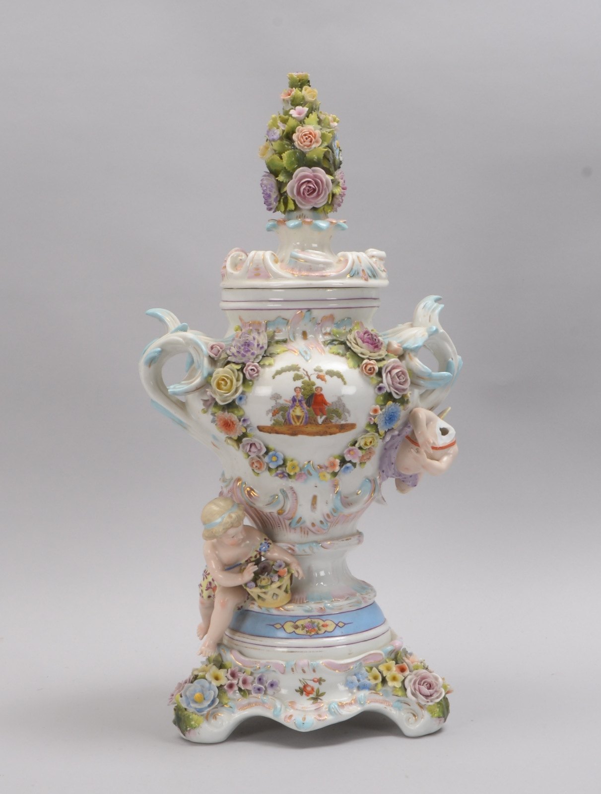 Sitzendorfer Porzellan, Prunkamphore, vollplast. Blütenapplikationen/Putti, 2x Henkel