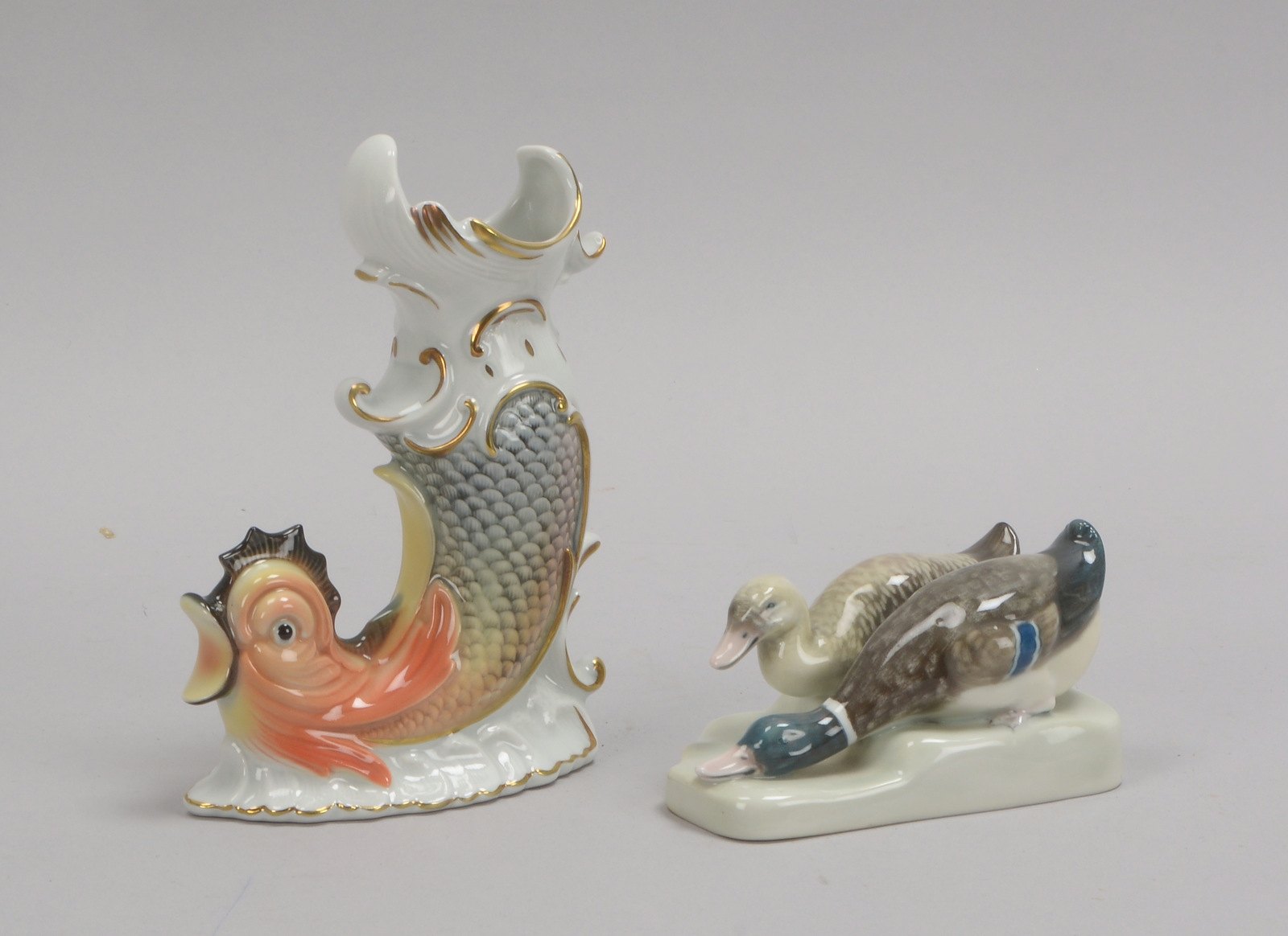2 Porzellanfiguren: Ens (Mühlenmarke), Tischvase 'Fisch' und Eichbach, 'Entenpaar'