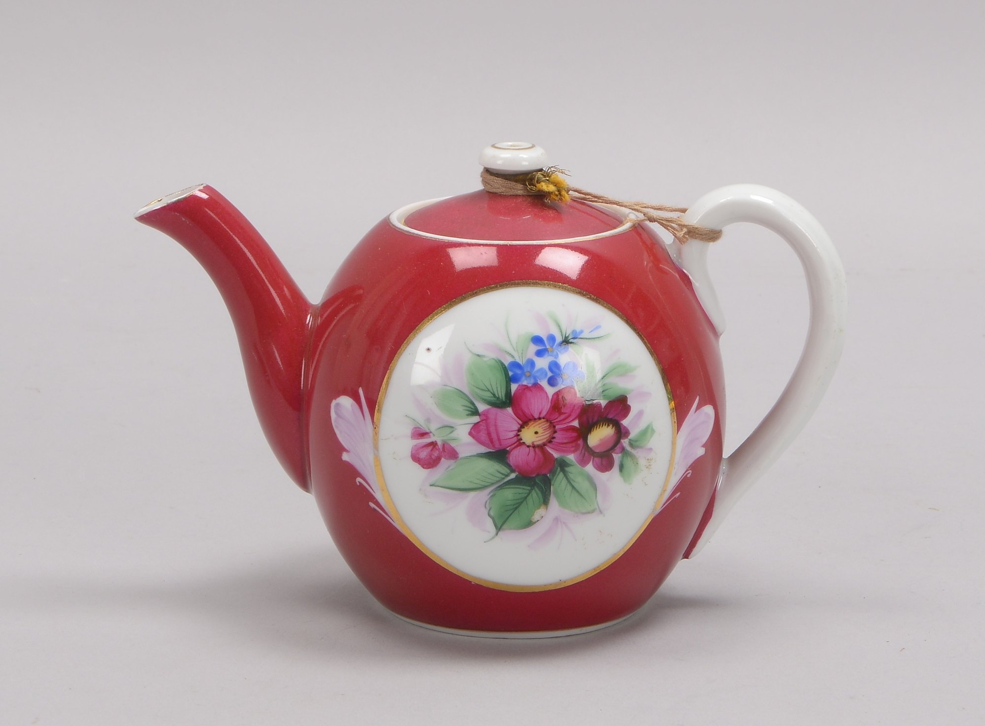 Gardner/Russland, Porzellan-Teekanne, bordeauxroter Fond, mit Blumendekor; Höhe 10 cm