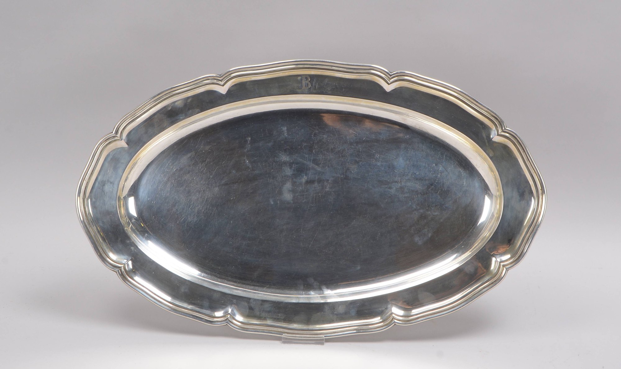 Gr. Vorlegeplatte (Gebr. Friedländer), 800 Silber, mit Barockrand, Gewicht 1.840 g