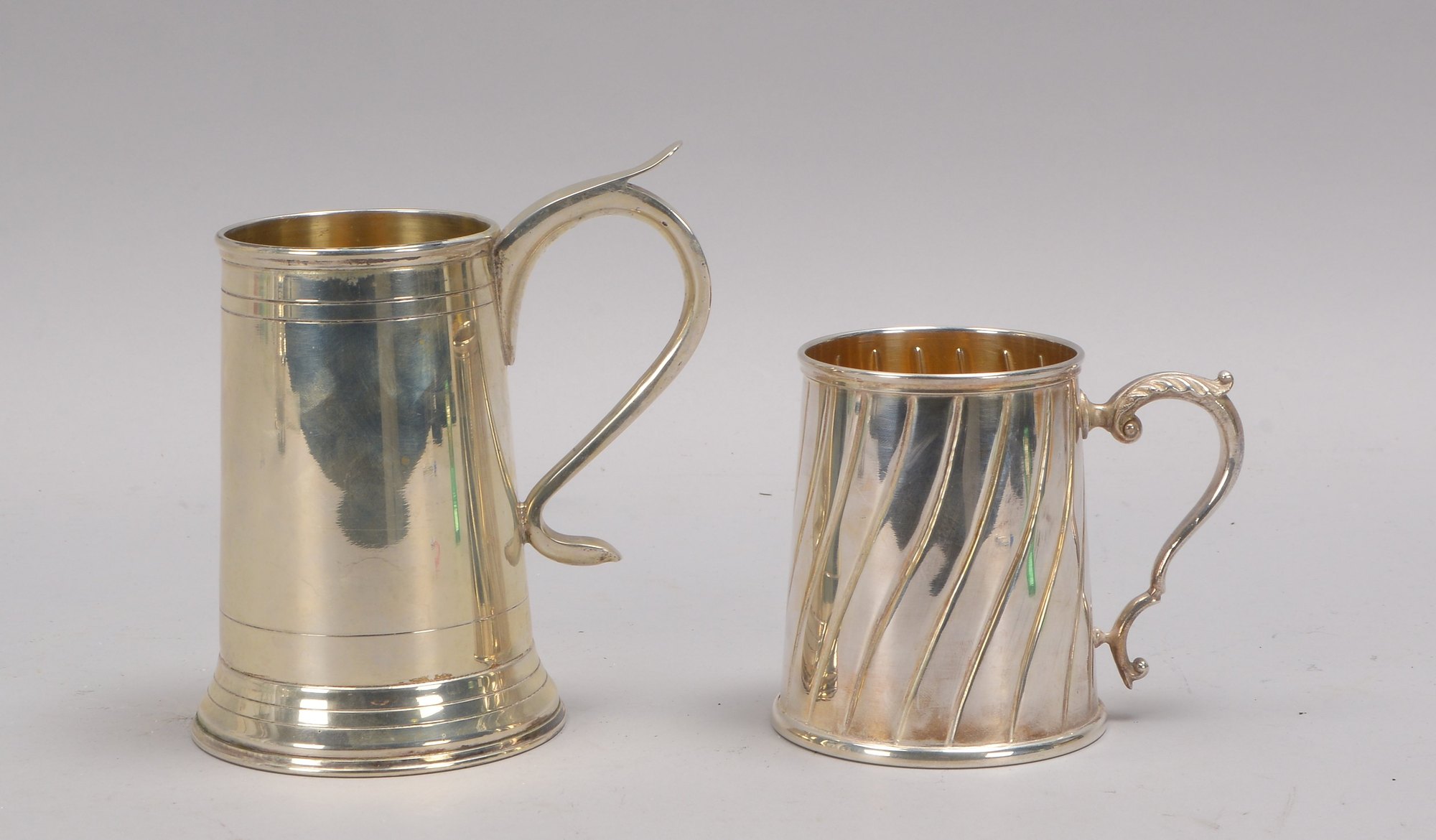 2 Bierhumpen, 800 Silber, versch. Ausführungen, konische Wandung