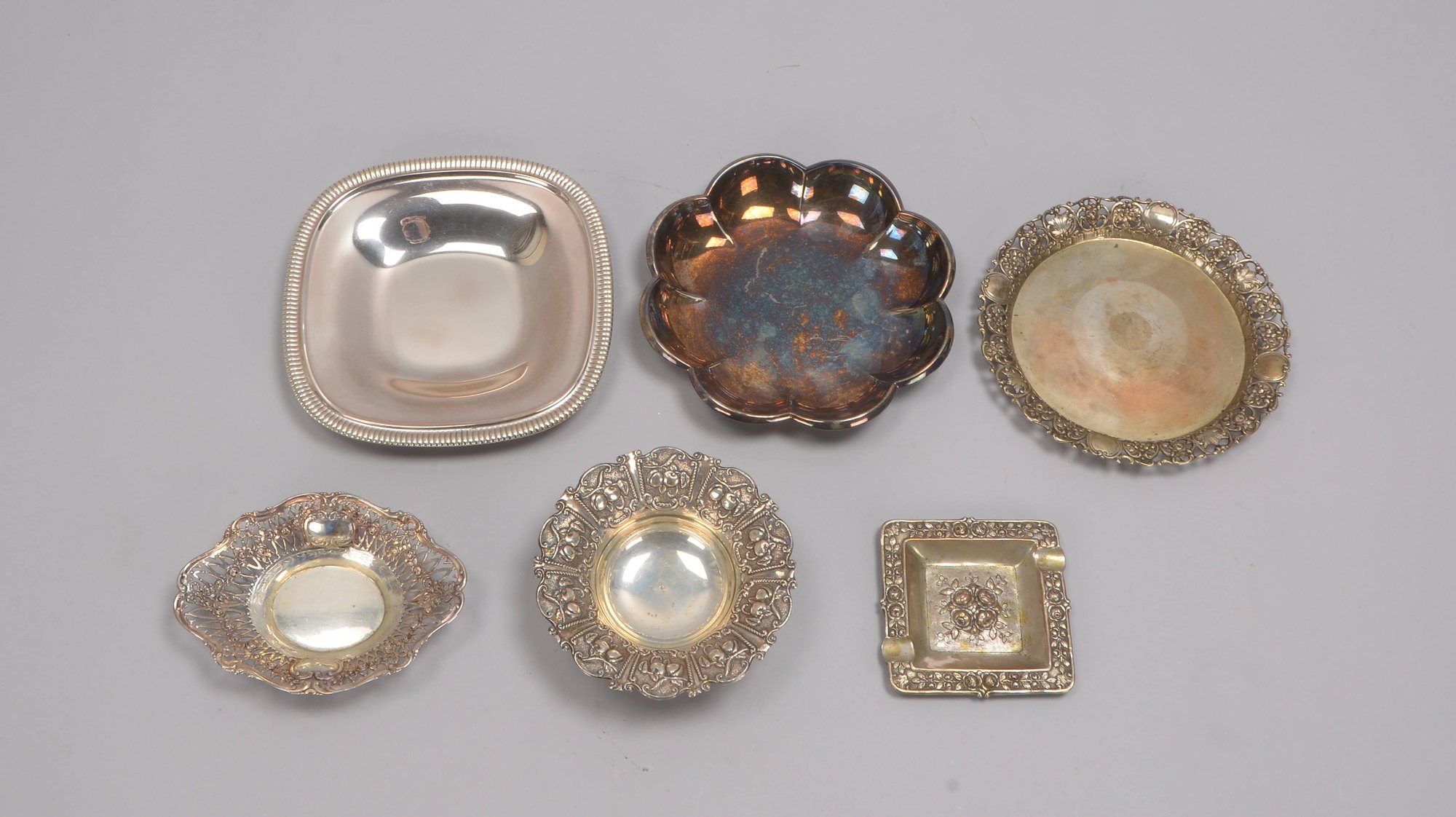 Silberteile-Konvolut, 800 - 925 Silber: 4x Schalen, 1 Tablett und 1 Ascher
