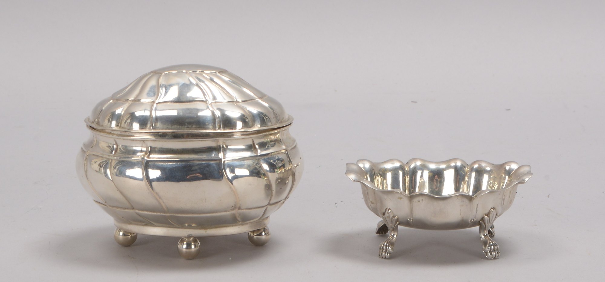 2 Anbietgefäße, 800 Silber: 1 barocke Zuckerdose mit Deckel, und 1 Salière