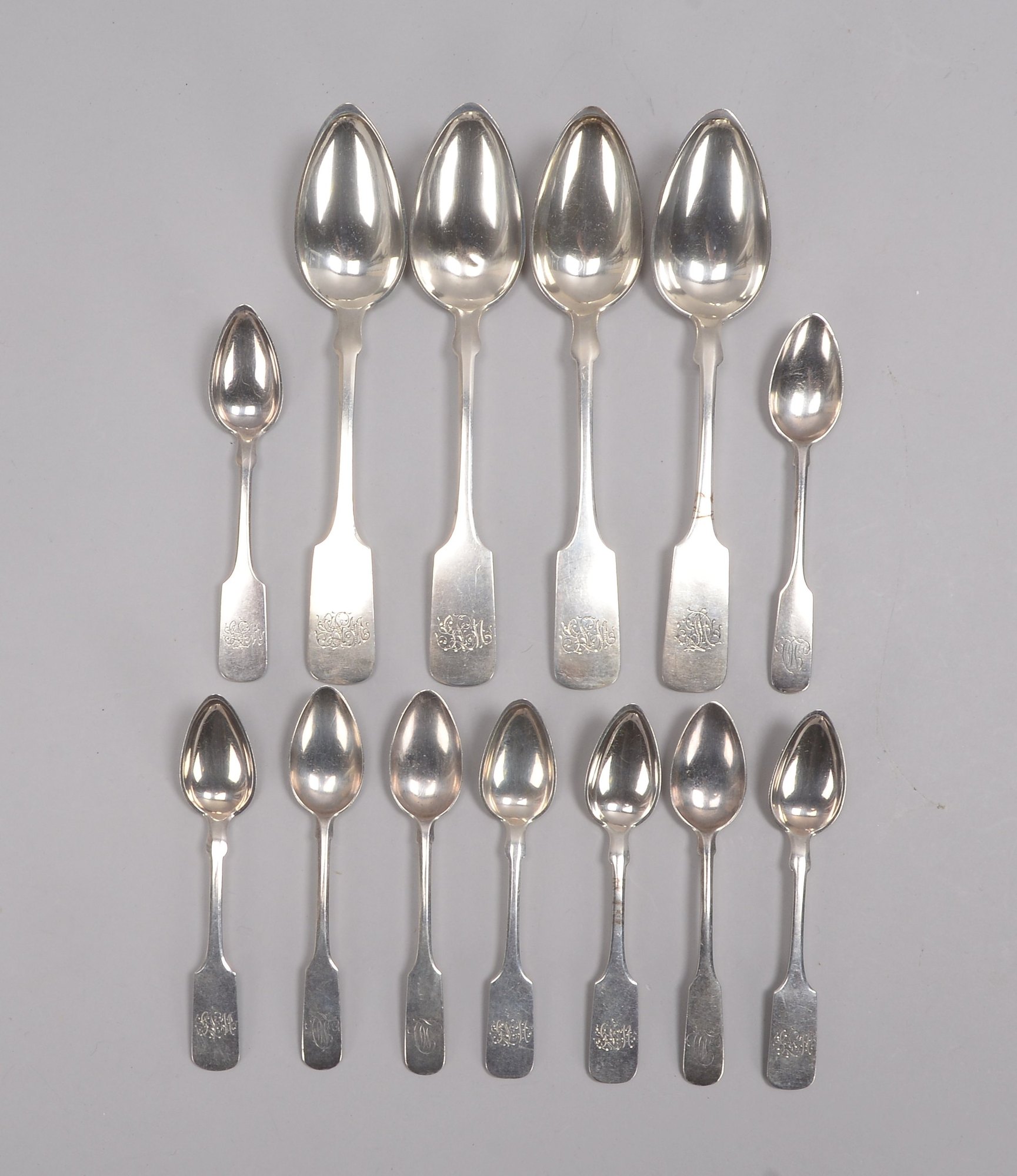Silberlöffel-Konvolut, 800 Silber, Spatenmuster, graviertes Monogramm