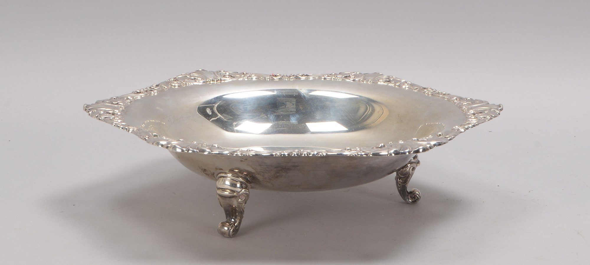 Obstschale, 800 Silber, gemuldet, floral durchbr. Rand, auf 4x figürl. Füßen