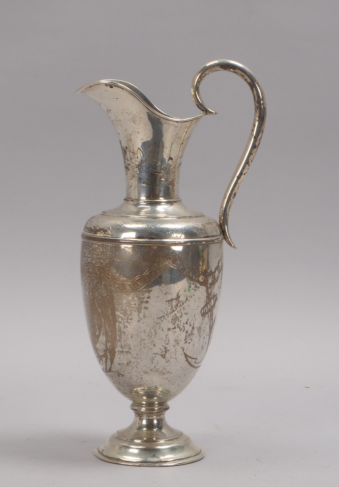 Henkelkrug (Kopenhagen, 1892), 830 Silber, mit graviertem Wappendekor