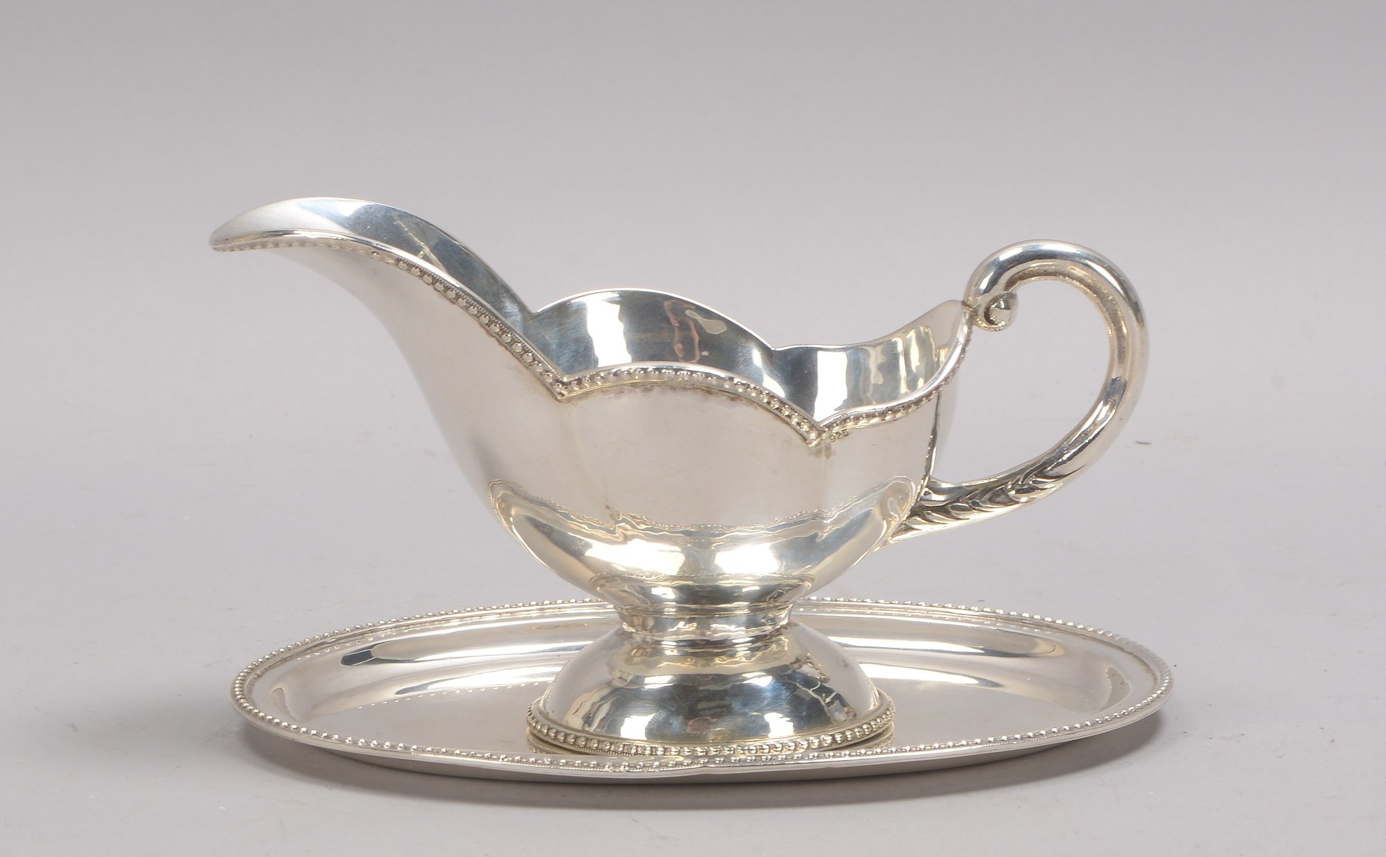 Sauciére, 925 Sterlingsilber, mit Perlrand, auf dekorgleichem Tablett