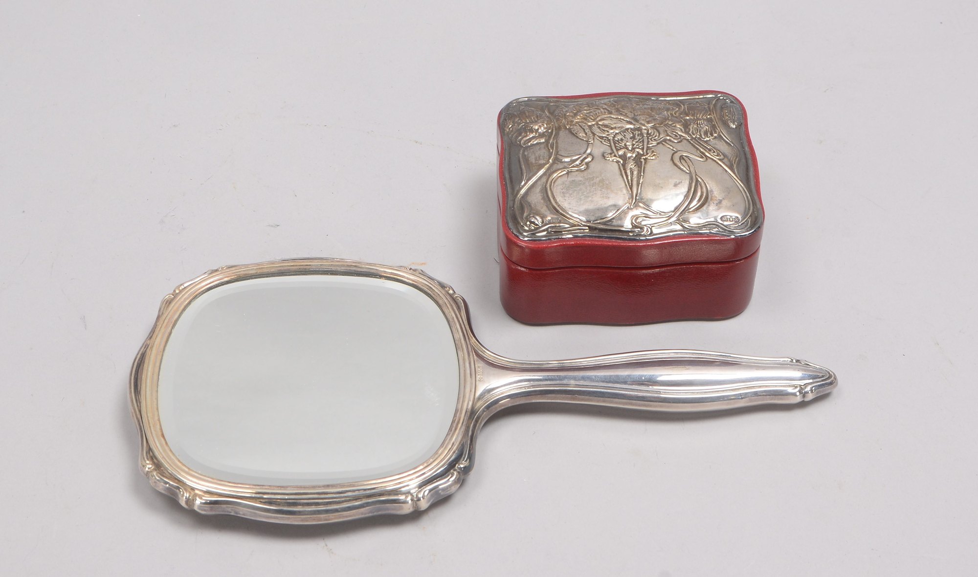 Schmuckschatulle, im Deckel Sterlingsilber-Relief, und Handspiegel, 800 Silber