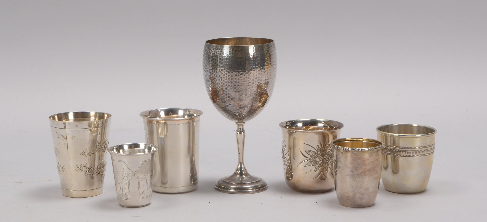 Kl. Sammlung Trinkbecher: 6x 800 - 925 Sterlingsilber, 1x 84 Zolotniki; Gewicht 442 g