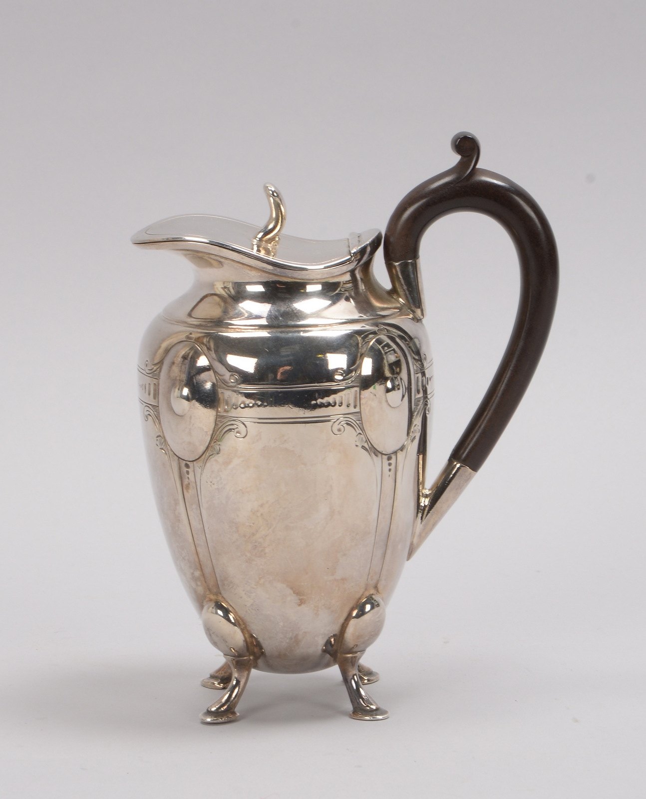 Heißwasserkanne, versilbert, ovoider Korpus, umlaufend mit Jugendstil-Reliefdekor, Kanne mit scharni
