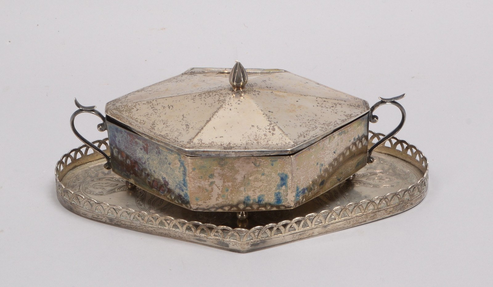 2 Silberteile: kleines Tablett/oval, Maße 24 x 15 cm; und Deckeldose, eckige Form, Breite 21 cm, Gew