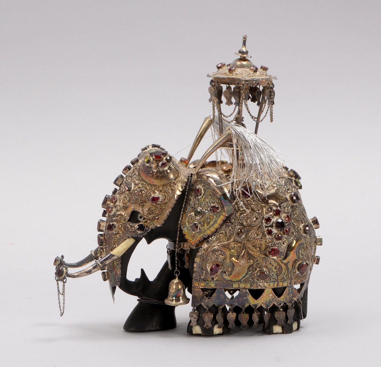 Dekorative Standfigur, 'Elefant', mit Silberapplikationen/Edelsteinbesatz