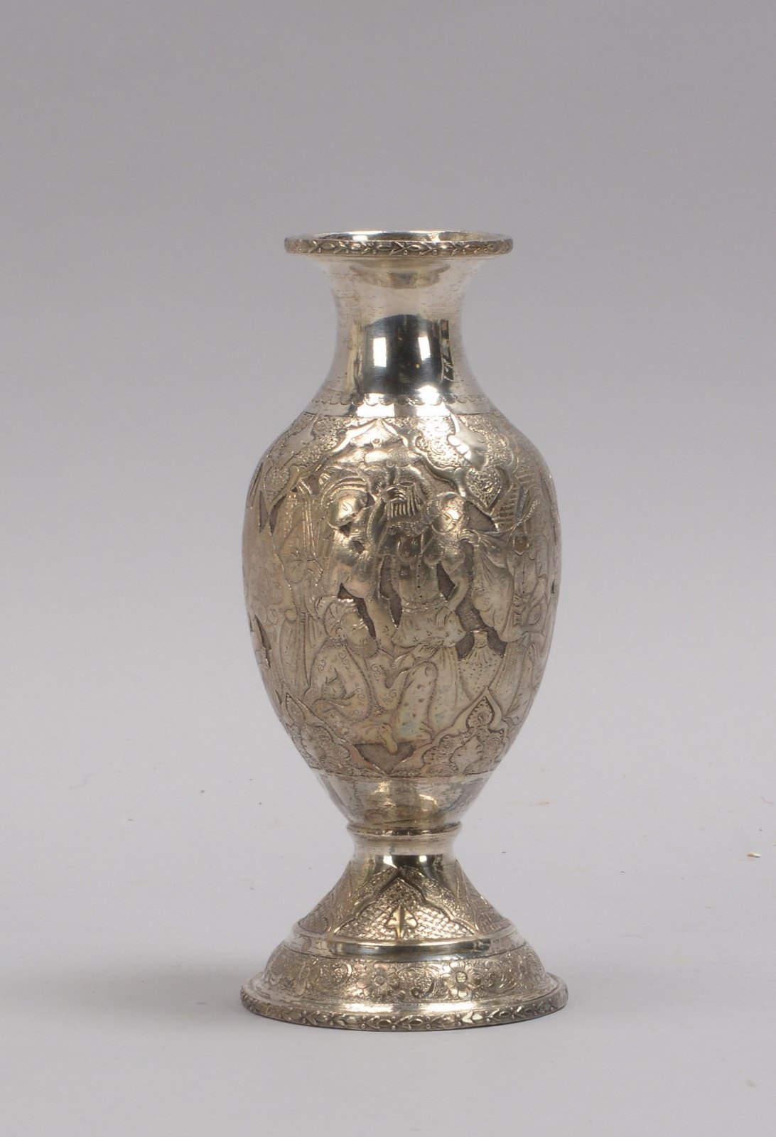 Tischvase (wohl orientalisch), Silber, in feiner Handarbeit; Höhe 19 cm, Gewicht 332 g