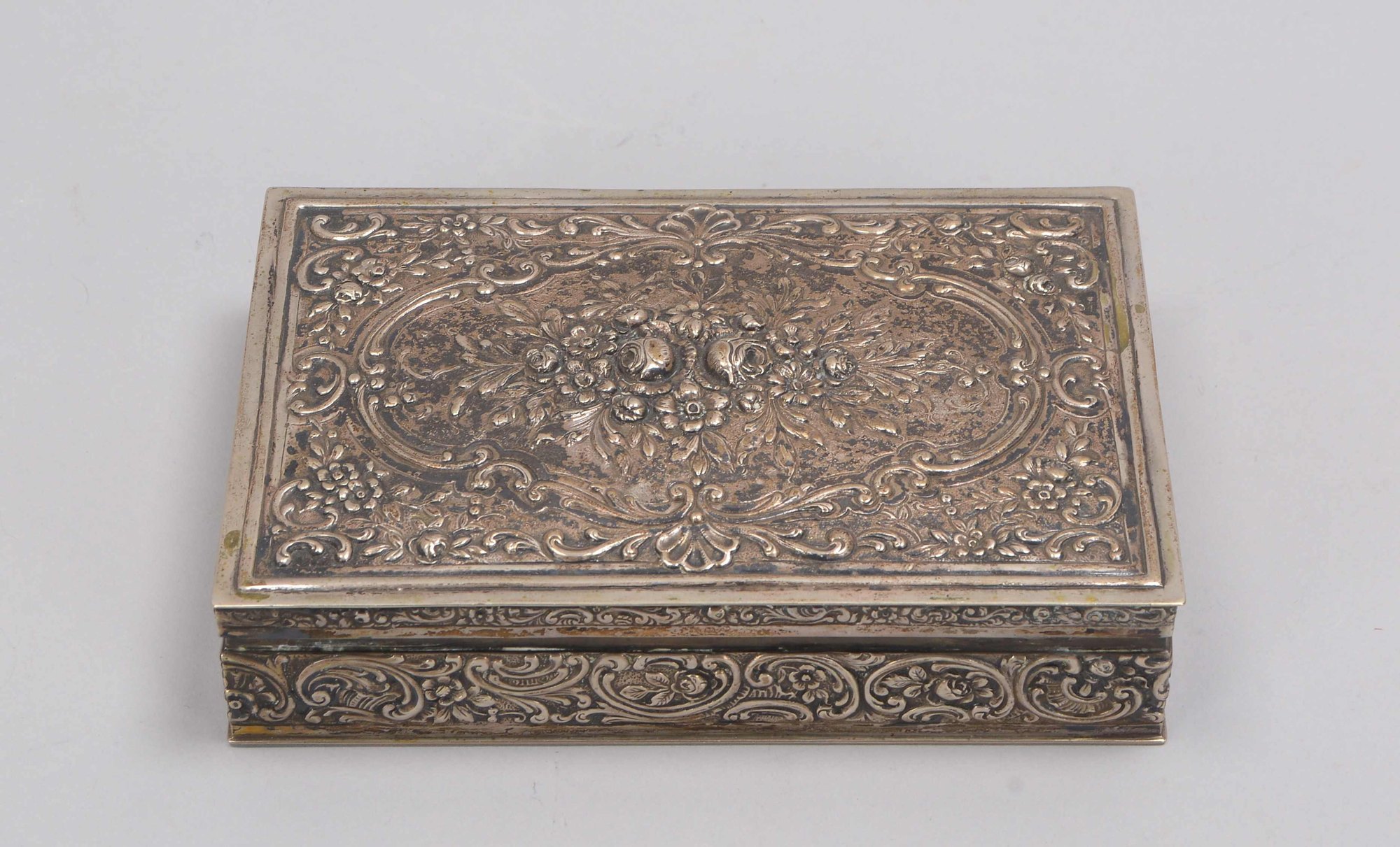 Deckeldose, 800 Silber, mit Reliefdekor, mit scharniertem Deckel; Gewicht 432 g
