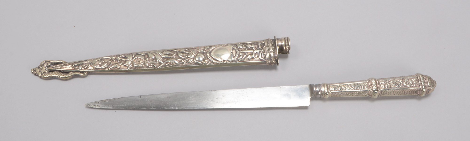 Feiner Silberdolch (wohl Südamerika), versilbert, Klinge bezeichnet, 'Salva Vida' ('Rettet Leben') u