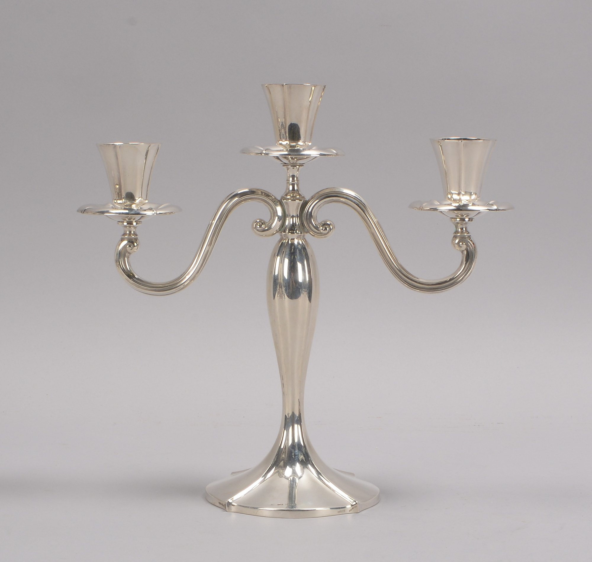Tischkerzenleuchter (Schweden), 830 Silber (mehrfach punziert), 3-flammig; Höhe 28 cm, Gewicht 462 g