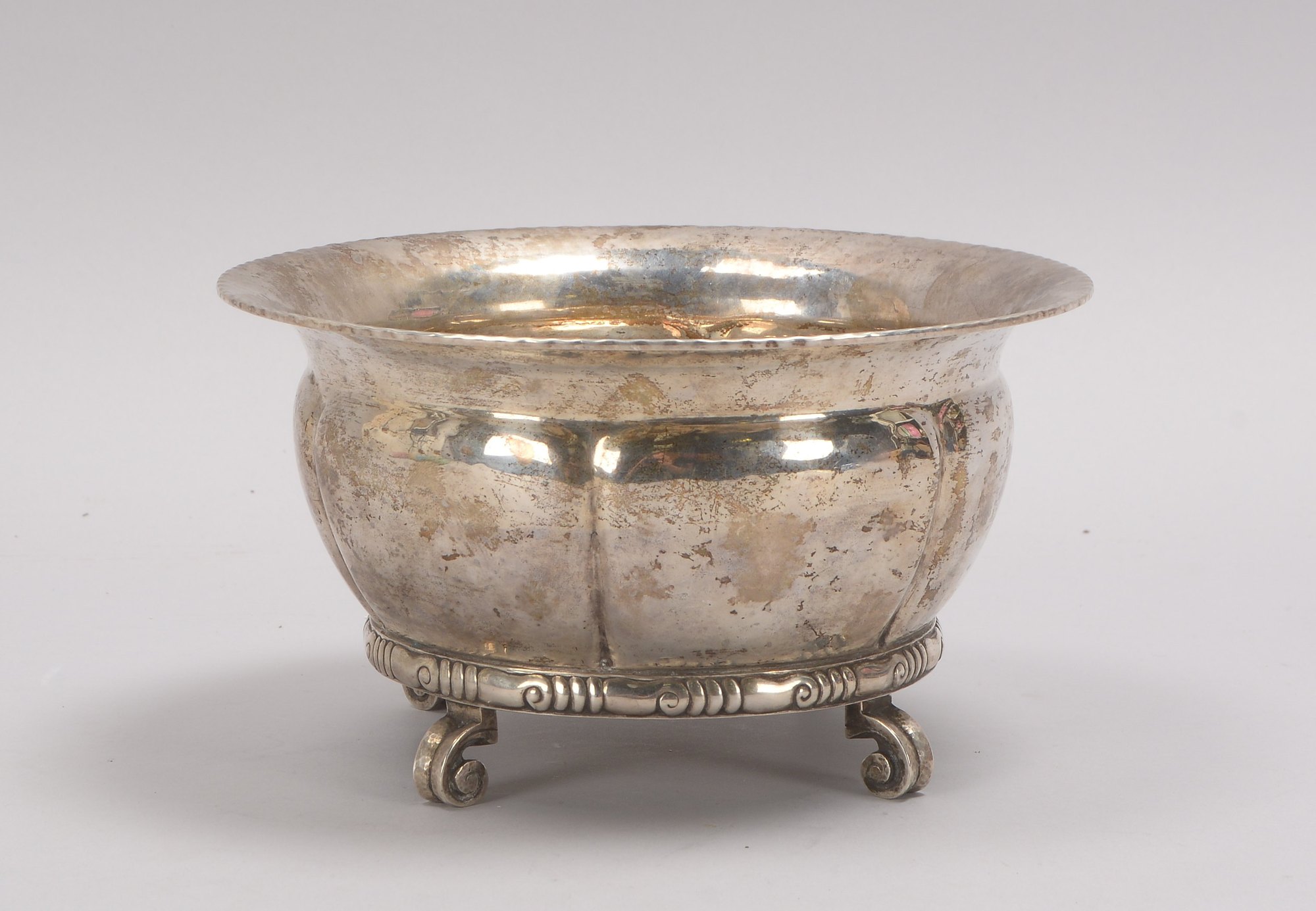 Schale (Schweden), 830 Silber (mehrfach punziert), auf 4x Füßen; Höhe 11,5 cm, Durchmesser Ø 20 cm